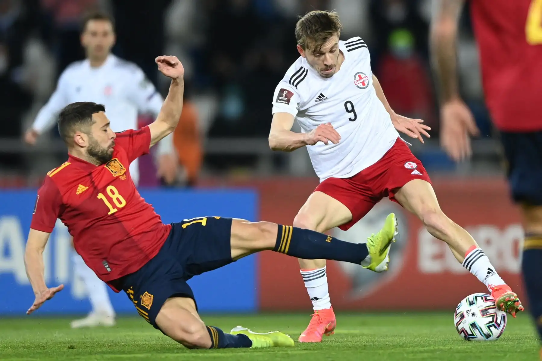 El defensa de España Jordi Alba y el mediocampista de Georgia Saba Lobzhanidze compiten por el balón durante el partido de fútbol de clasificación para la Copa Mundial de la FIFA Qatar 2022 Georgia v España.
Foto: AFP