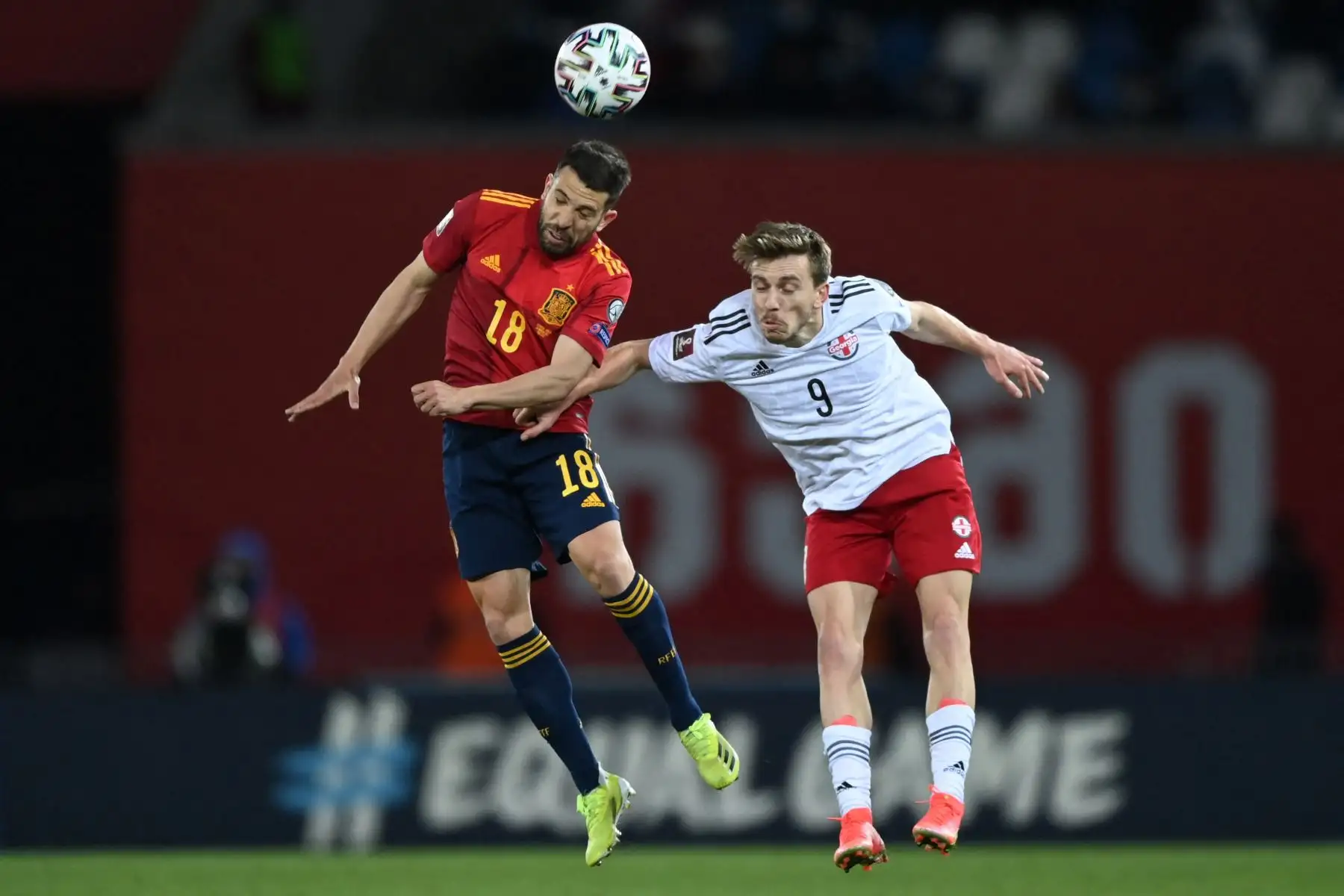 El defensa de España Jordi Alba y el mediocampista de Georgia Saba Lobzhanidze compiten por el balón durante el partido de fútbol de clasificación para la Copa Mundial de la FIFA Qatar 2022 Georgia v España.
Foto: AFP