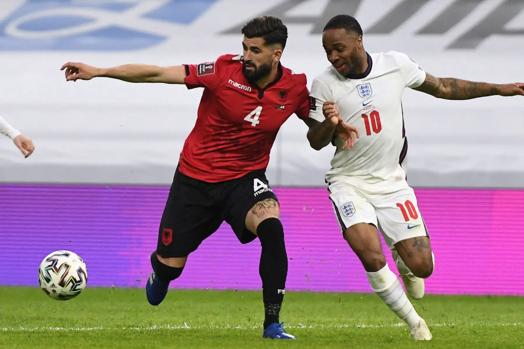 El defensor de Albania Elseid Hysaj es desafiado por el delantero de Inglaterra Raheem Sterling durante el partido de fútbol del Grupo I de clasificación para la Copa Mundial de la FIFA Qatar 2022 entre Albania e Inglaterra en el estadio Air Albania.
Foto:AFP