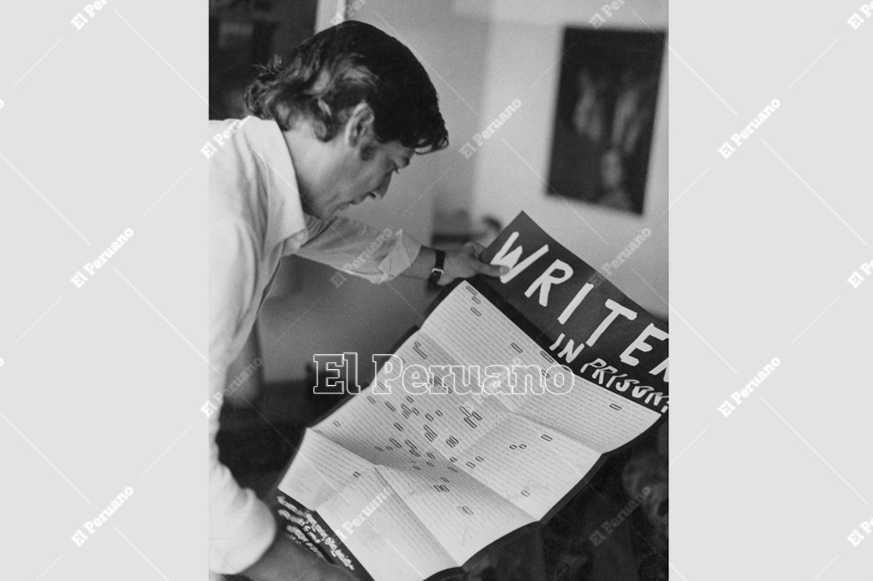Lima - 5 setiembre 1976 / Mario Vargas Llosa muestra el póster "escritores en prisión" editado por el Pen Club Internacional. Foto: Archivo Histórico de El Peruano