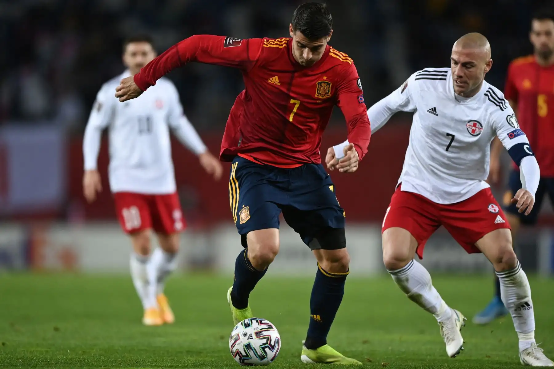El delantero español Álvaro Morata y el mediocampista de Georgia Jaba Kankava compiten por el balón durante el partido de fútbol de clasificación para la Copa Mundial de la FIFA Qatar 2022 Georgia v España.
Foto: AFP