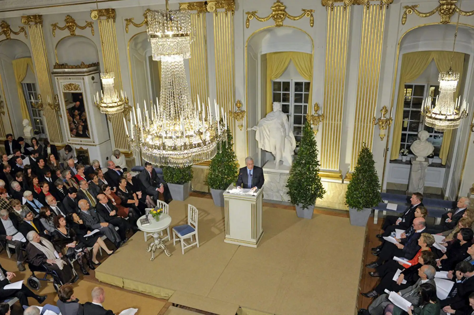 Estocolmo (SUECIA) 7/12/2010.- El escritor peruano Mario Vargas Llosa lee su discurso de recepción del Premio Nobel, titulado "Elogio de la lectura y la ficción", en la sede de la Academia sueca en Estocolmo. En su discurso de aceptación, el acto más importante de la "semana Nobel" junto a la entrega del galardón, destacó que la literatura, además de sumirnos en el sueño de la belleza y la felicidad, nos alerta contra toda forma de opresión. Foto: EFE