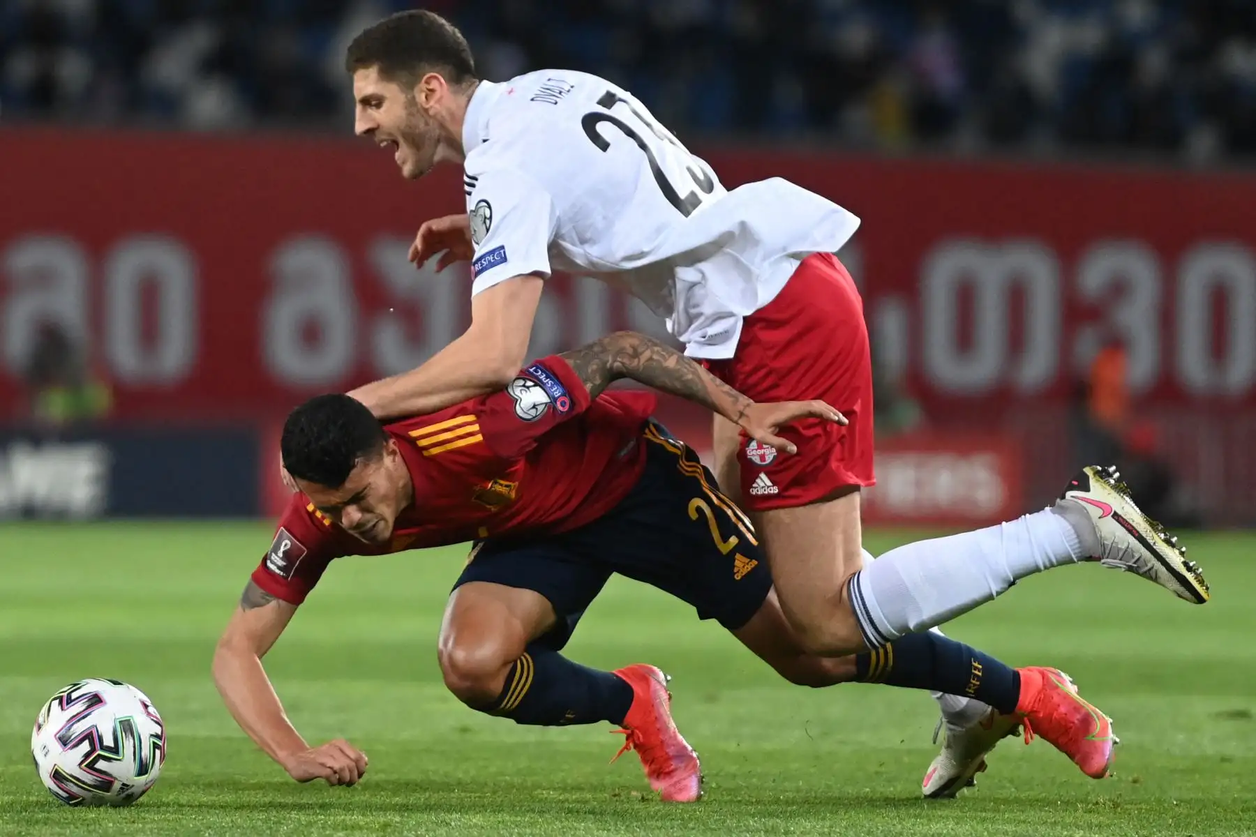 El defensor de España Pedro Antonio Porro Sauceda y el defensor de Georgia Lasha Dvali compiten por el balón durante el partido de fútbol de clasificación para la Copa Mundial de la FIFA Qatar 2022 Georgia v España.
Foto: AFP