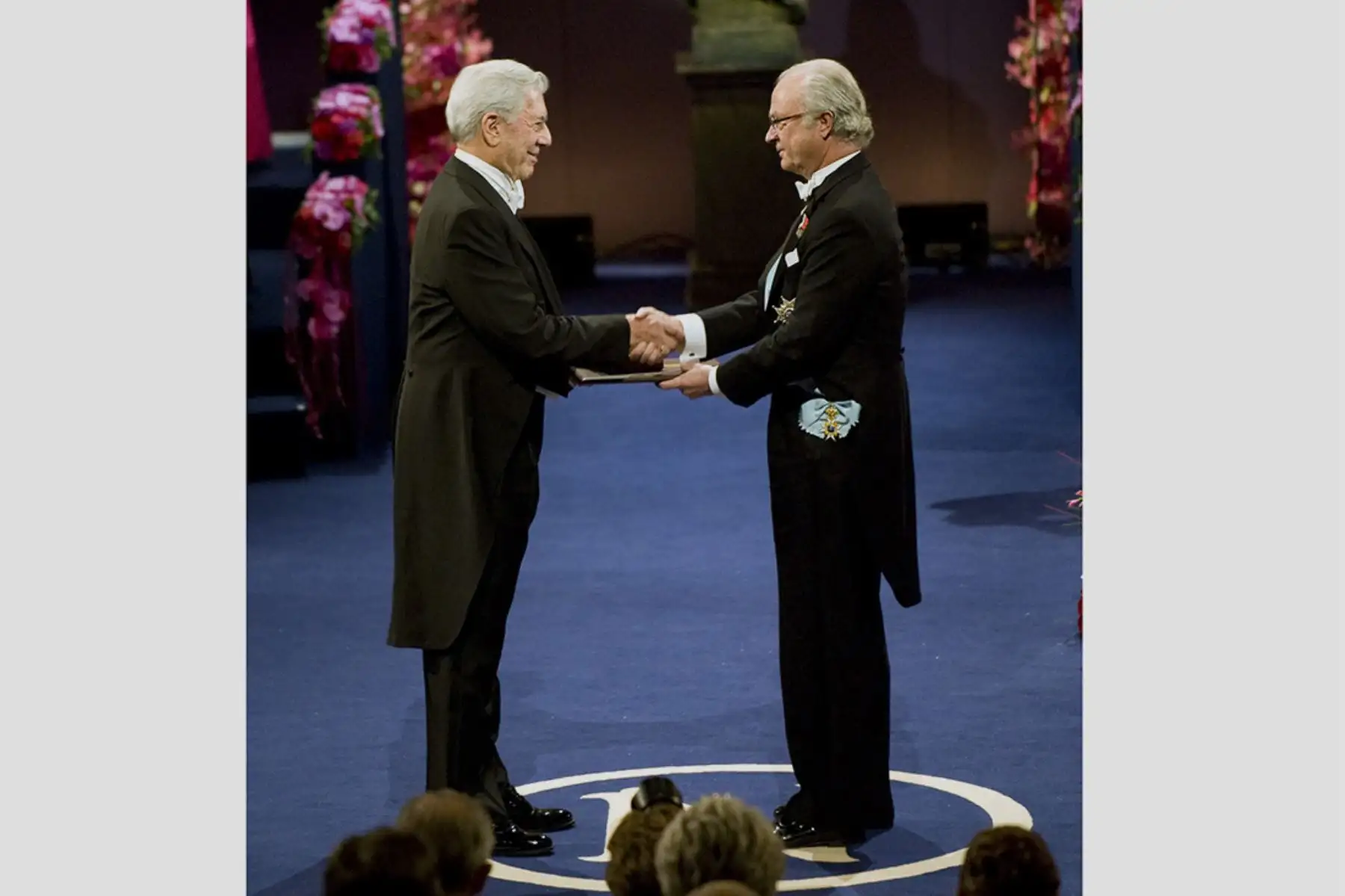 El escritor peruano Mario Vargas Llosa recibe el Premio Nobel de Literatura de manos del Rey Carlos Gustavo de Suecia  en la Sala de Conciertos de Estocolmo el 10 de diciembre de 2010. Foto: AFP