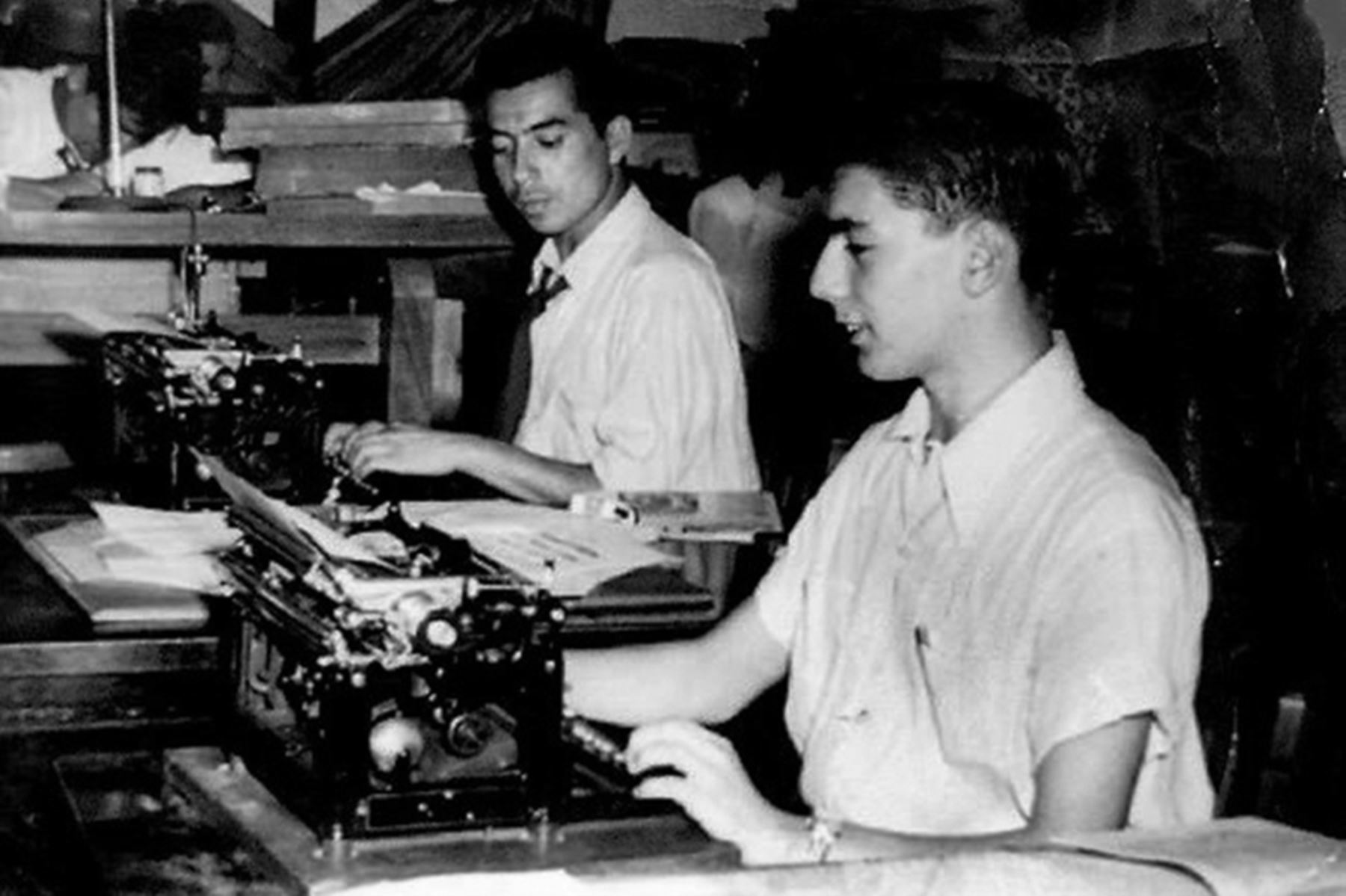 Lima - 1952 / Carlos Ney Barrionuevo y Mario Vargas LLosa en la redacción del diario La Crónica. Foto: Libro Mario Vargas Llosa. Reportero a los 15 años.