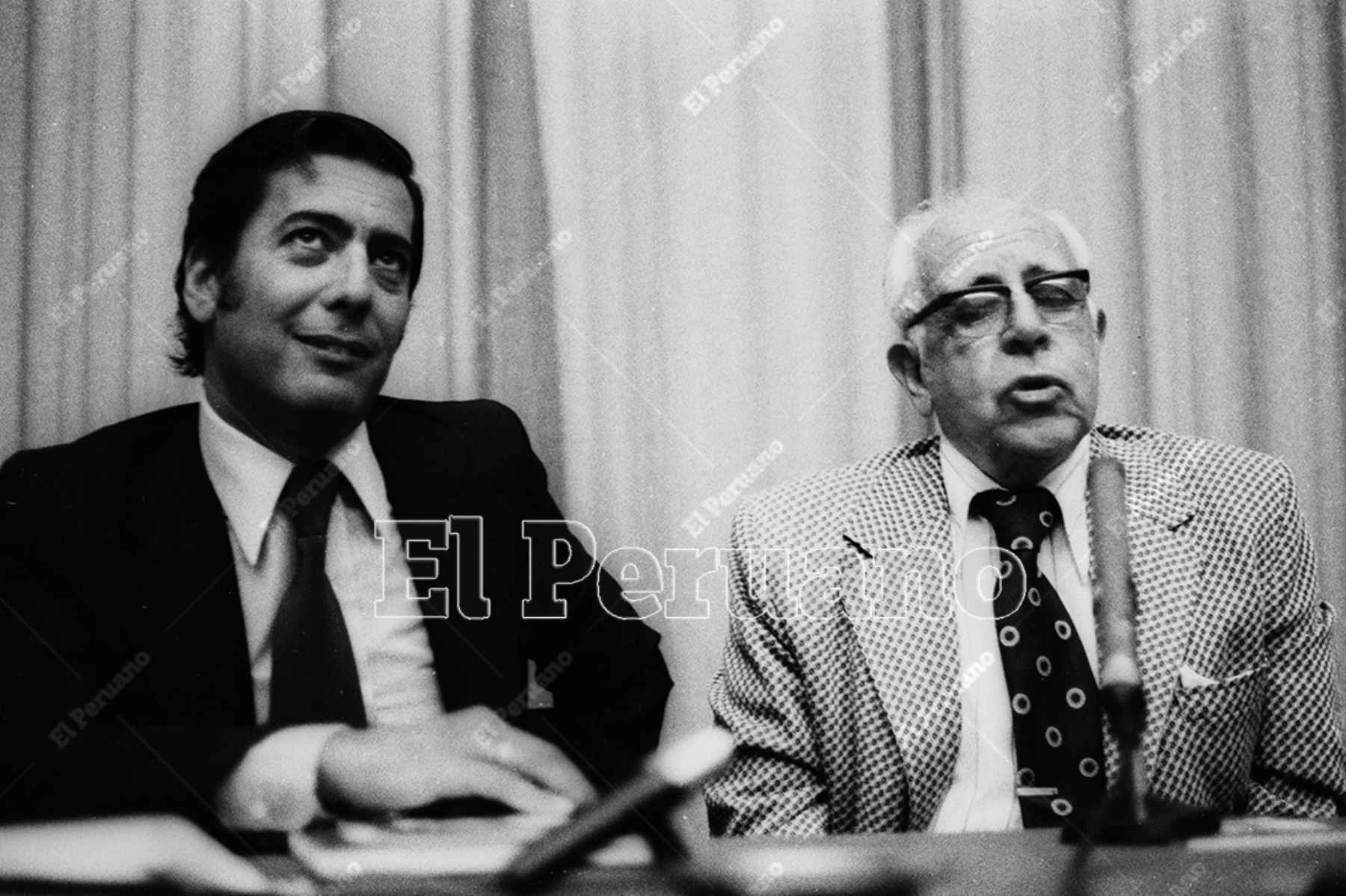 Lima - 22 ene 1976 / El escritor Mario Vargas LLosa y Luis Alberto Sánchez durante la presentación del libro de Martín Adan  en la Alianza Francesa. Foto: Archivo Histórico de El Peruano / Leoncio Mariscal