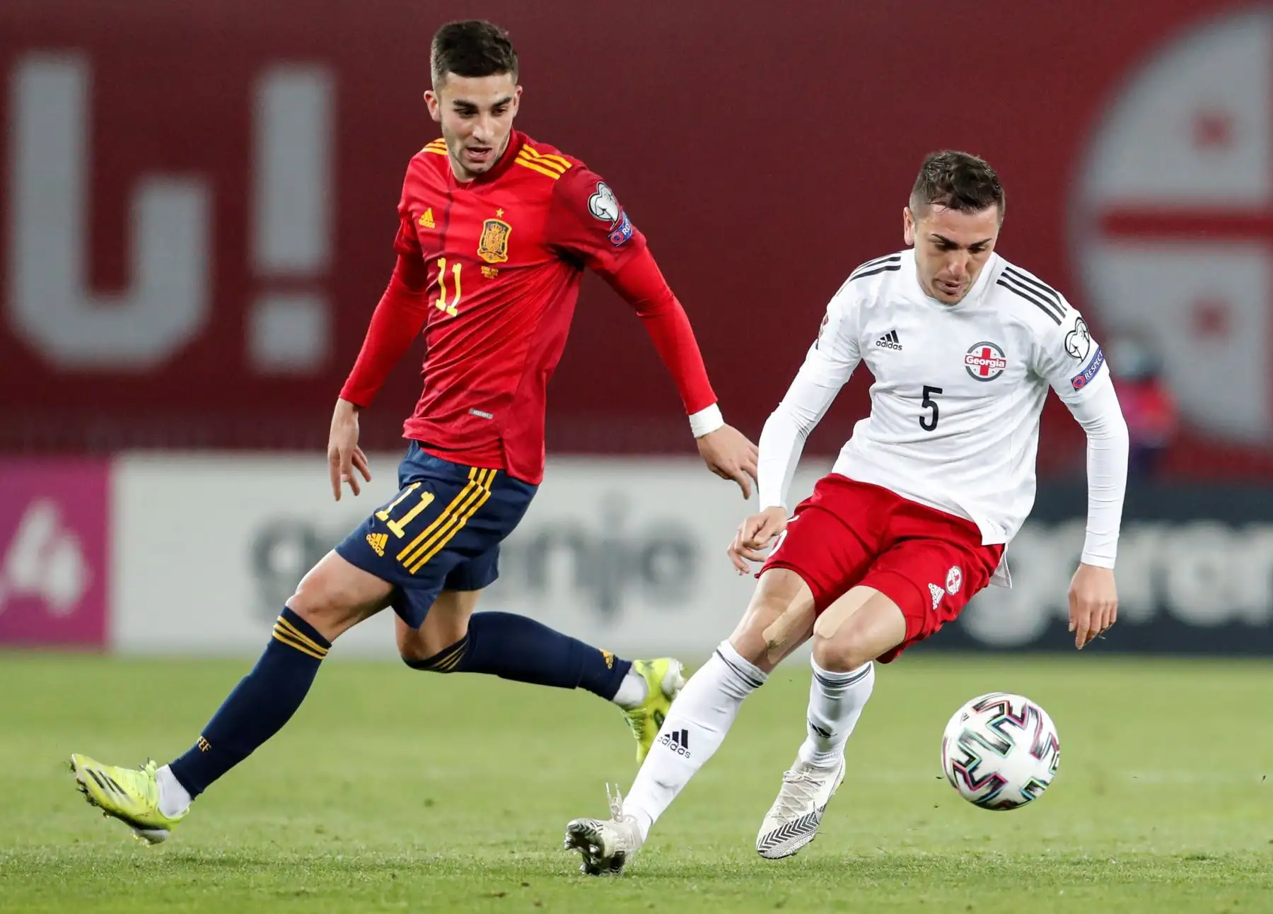 Guram Giorbelidze de Georgia en acción contra Ferran Torres (L) de España durante el partido de clasificación para la Copa Mundial de la FIFA 2022 entre Georgia y España.
Foto: EFE