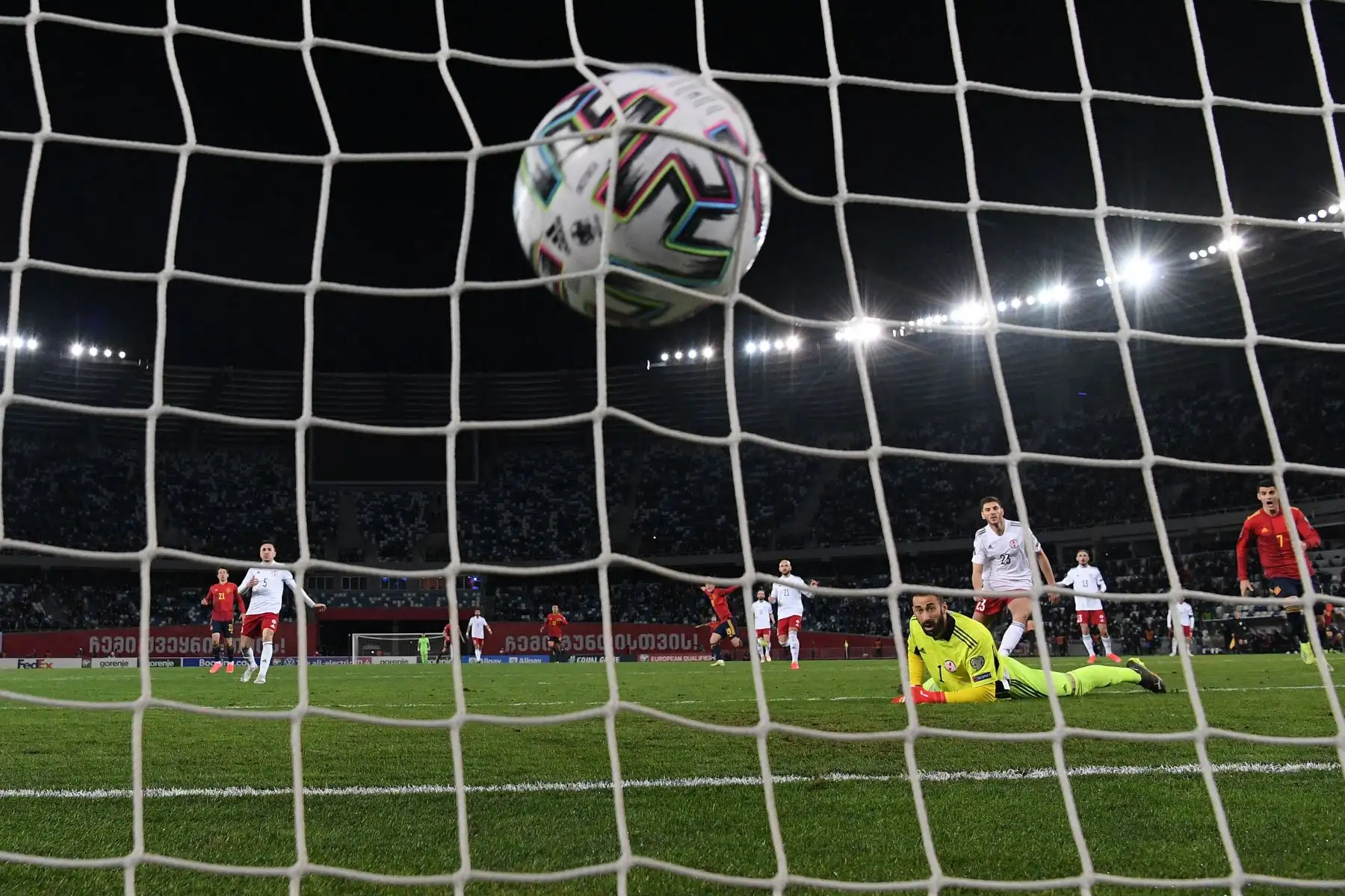 El portero de Georgia, George Loria, concede un gol del delantero español Daniel Olmo durante el partido de clasificación para la Copa Mundial de la FIFA Qatar 2022 entre Georgia y España.
Foto: AFP
