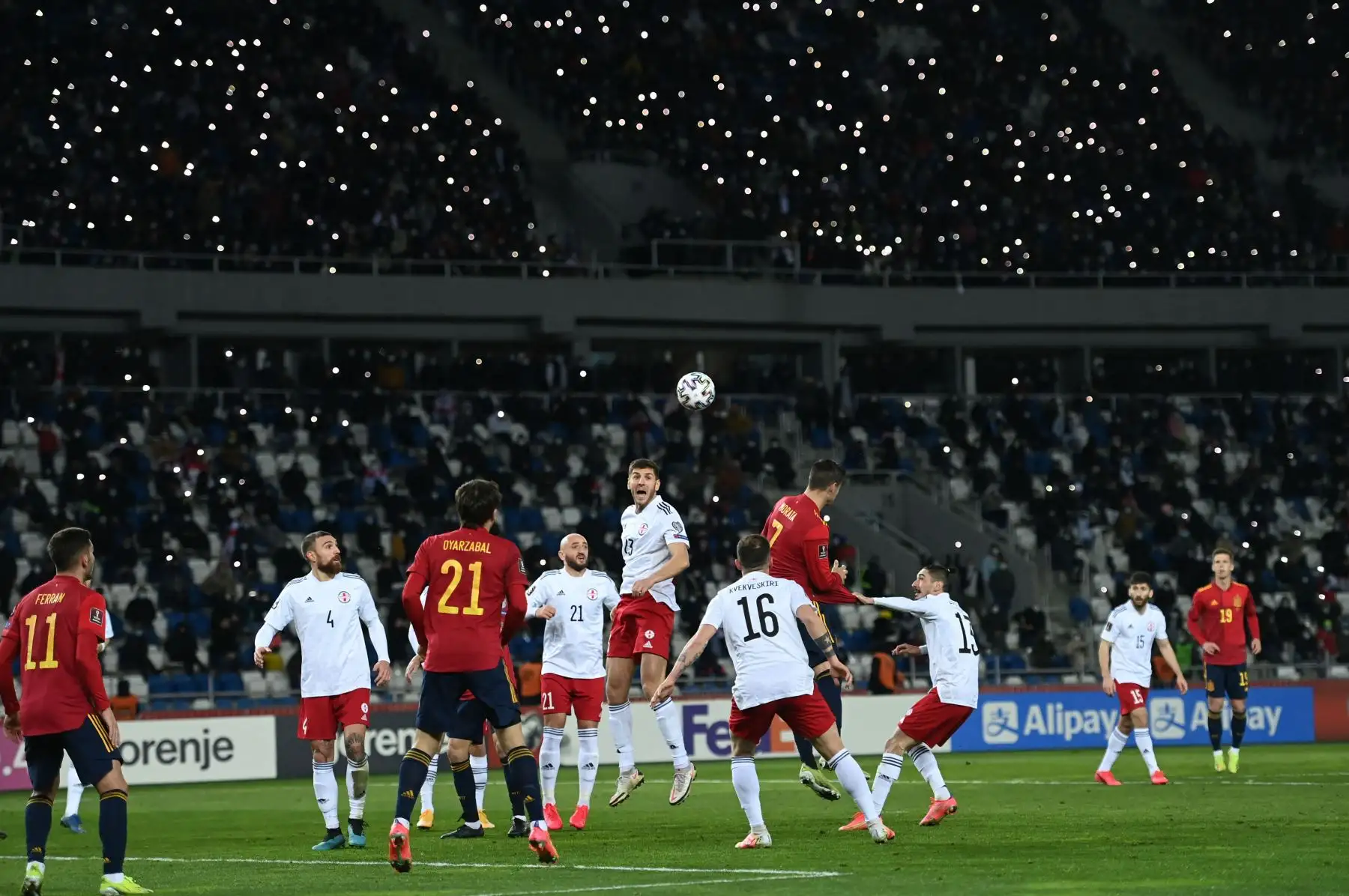 Futbolistas en acción durante el partido de clasificación para la Copa Mundial de la FIFA Qatar 2022 Georgia v España.
Foto: AFP