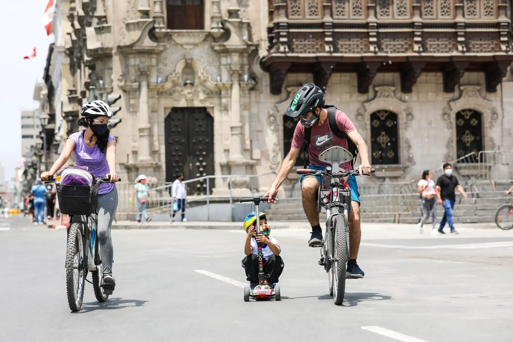 Con el propósito de recuperar espacios públicos para que los ciudadanos desarrollen diferentes actividades deportivas, recreativas y culturales, la Municipalidad Metropolitana de Lima vuelve a implementar el programa "Al Damero de Pizarro sin carro".
Foto: Municipalidad de Lima