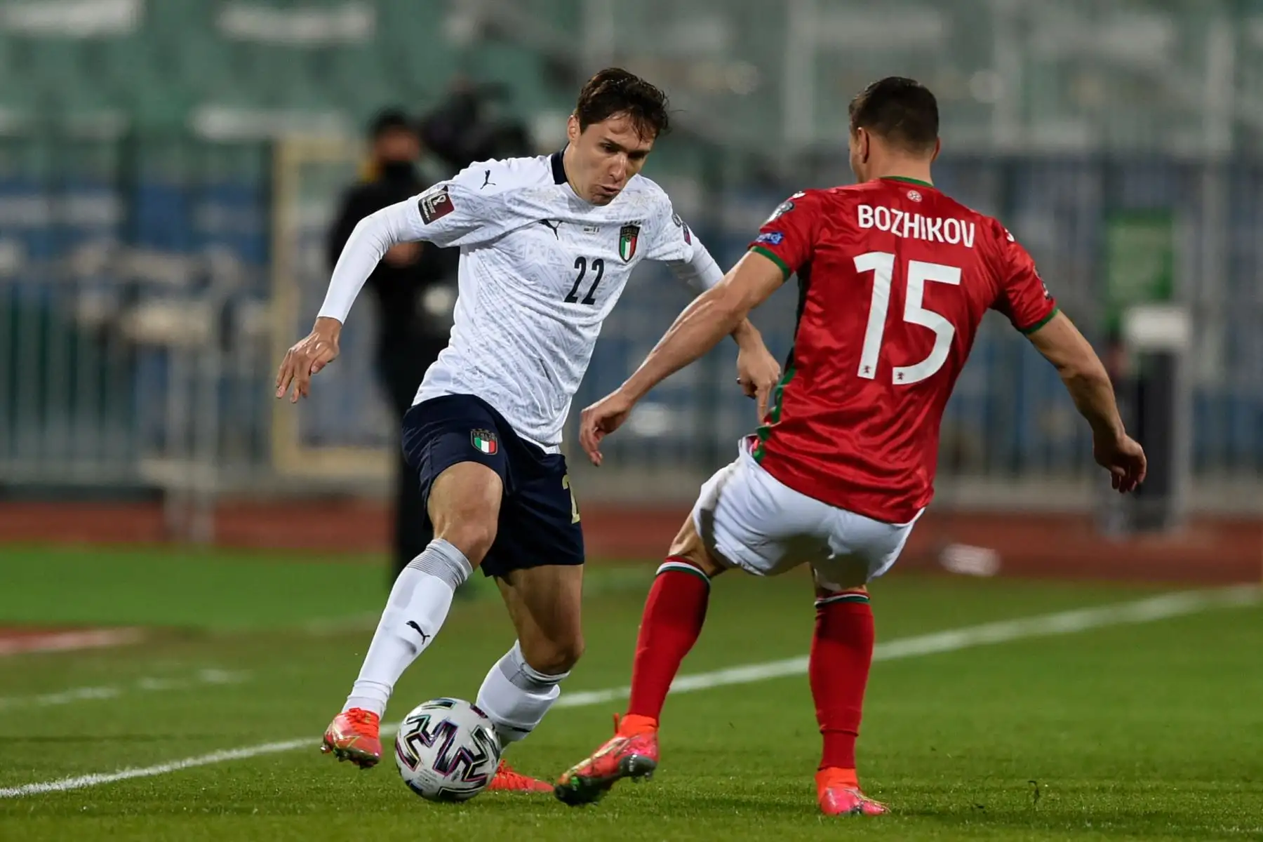 El delantero italiano Federico Chiesa (L) controla el balón durante el partido de fútbol del Grupo C de clasificación para la Copa Mundial de la FIFA Qatar 2022 entre Bulgaria e Italia en el Estadio Vasil Levski, en Sofía, Bulgaria. Foto: AFP