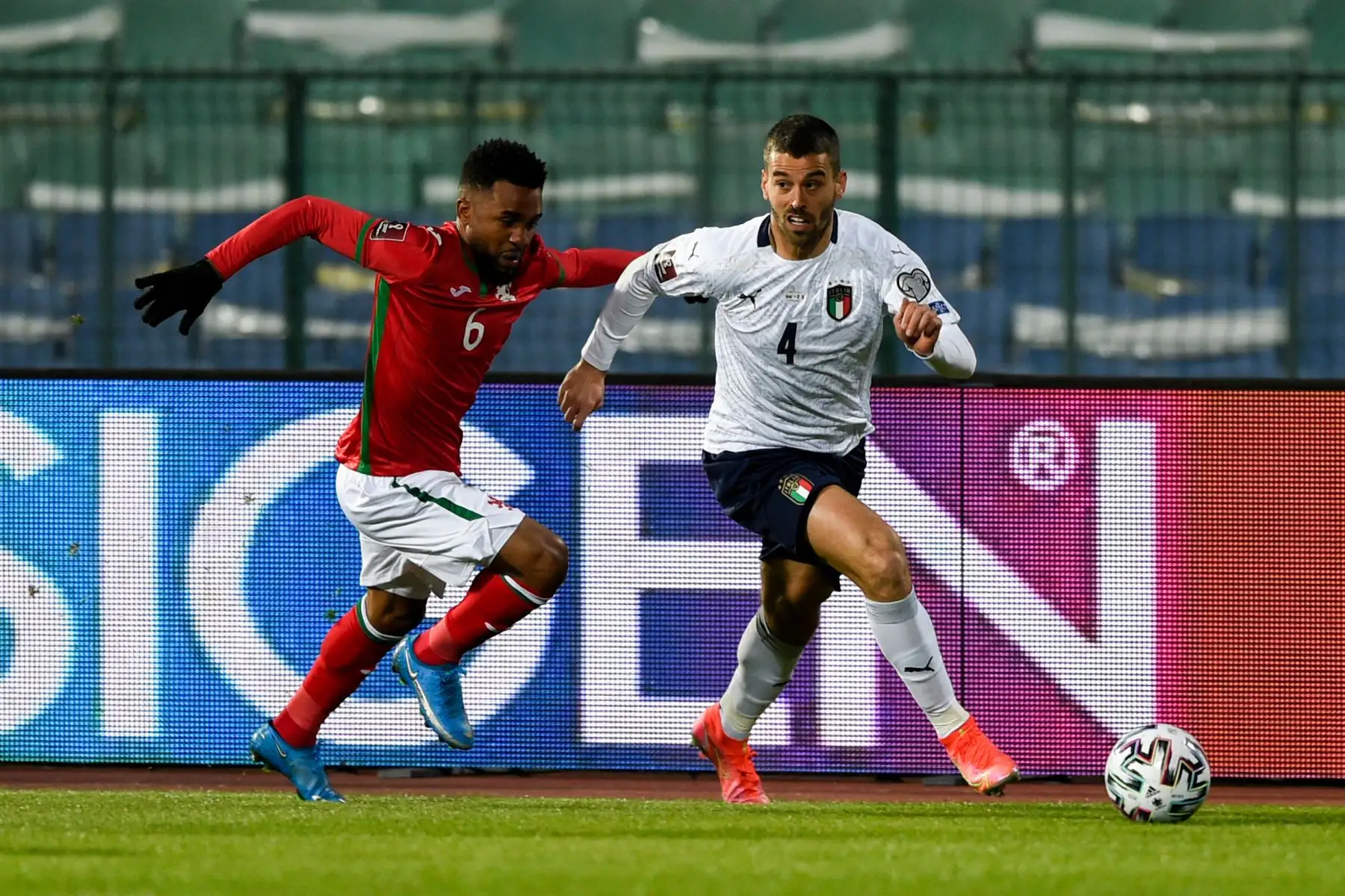 El defensor de Bulgaria Cicinho (L) desafía al defensor de Italia Leonardo Spinazzola durante el partido de fútbol del Grupo C de clasificación para la Copa Mundial de la FIFA Qatar 2022 entre Bulgaria e Italia en el Estadio Vasil Levski, en Sofía, en Bulgaria. Foto: AFP