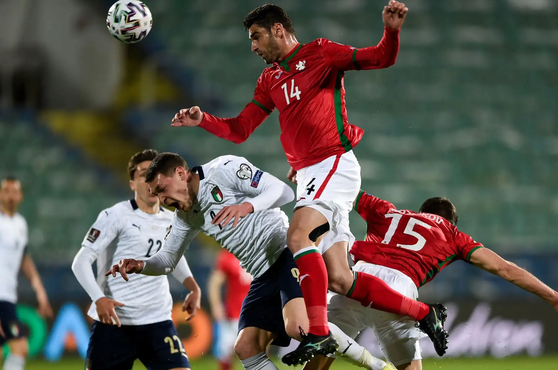 El defensor de Bulgaria Daniel Dimov (2ndR) cabecea el balón con el delantero italiano Andrea Belotti (2ndL) durante el partido de clasificación del Grupo C para la Copa Mundial de la FIFA Qatar 2022 entre Bulgaria e Italia en el Estadio Vasil Levski, en Sofía, Bulgaria. Foto: AFP