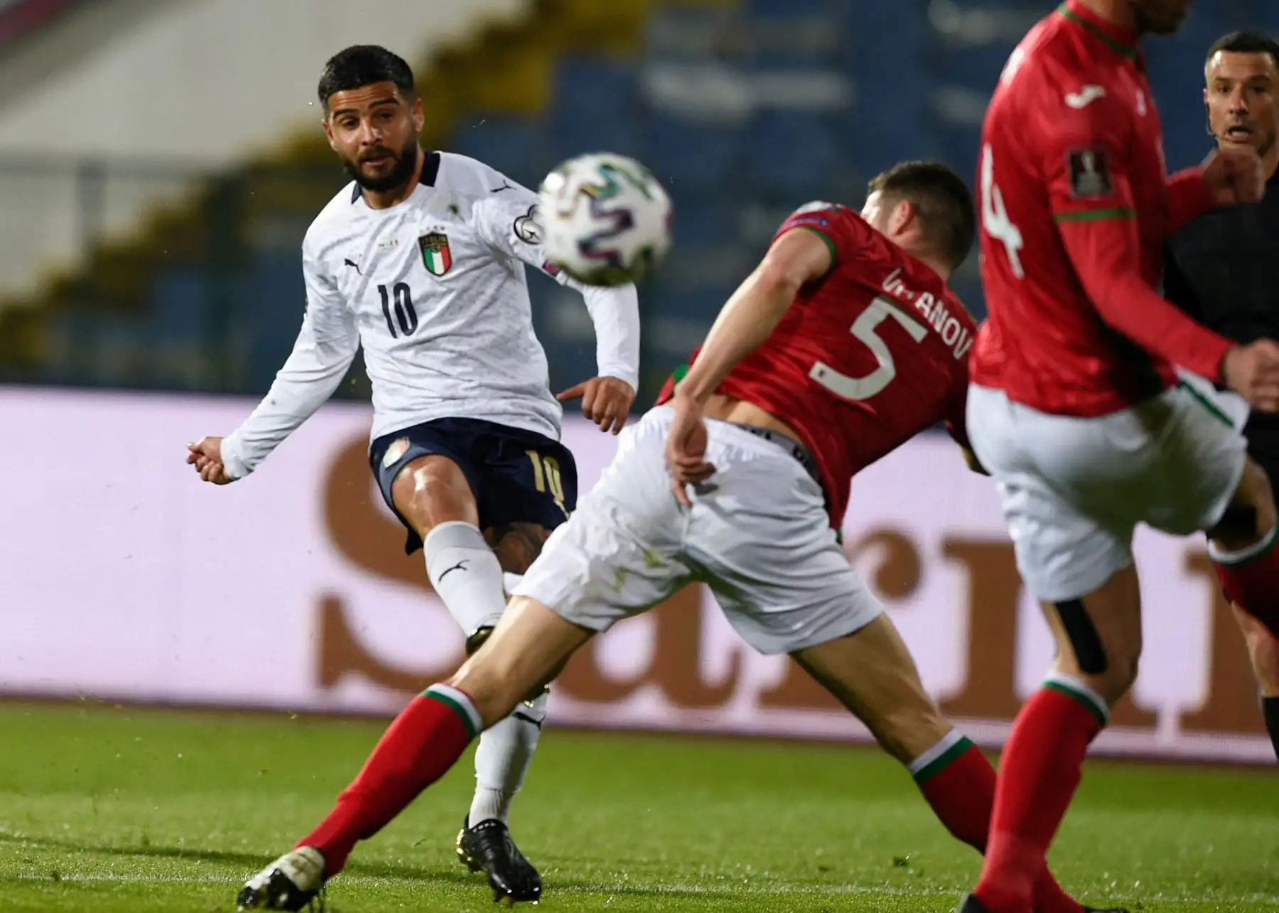 El delantero italiano Lorenzo Insigne patea el balón durante el partido de fútbol del Grupo C de clasificación para la Copa Mundial de la FIFA Qatar 2022 entre Bulgaria e Italia en el Estadio Vasil Levski, en Sofía, Bulgaria. Foto: AFP