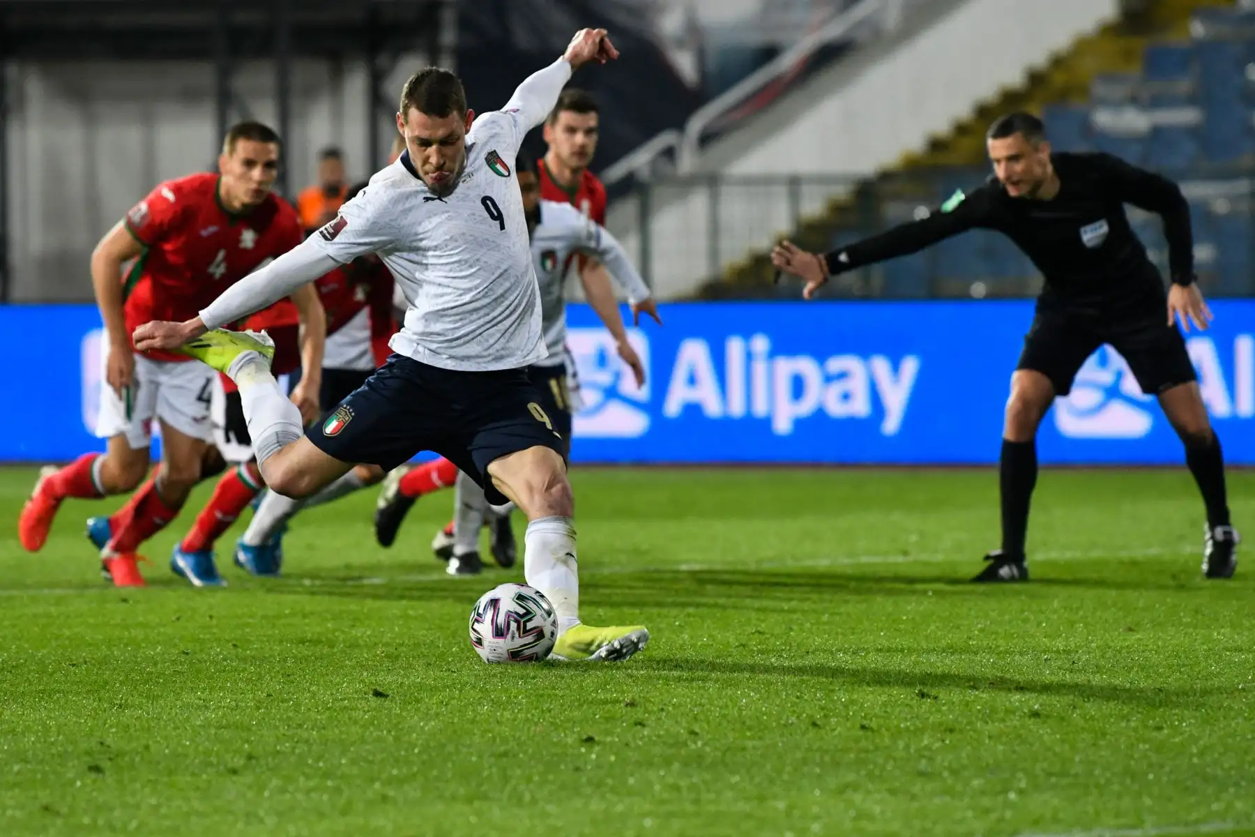 El delantero italiano Andrea Belotti lanza un penalti durante el partido de fútbol del Grupo C de clasificación para la Copa Mundial de la FIFA Qatar 2022 entre Bulgaria e Italia en el Estadio Vasil Levski, en Sofía, Bulgaria. Foto: AFP