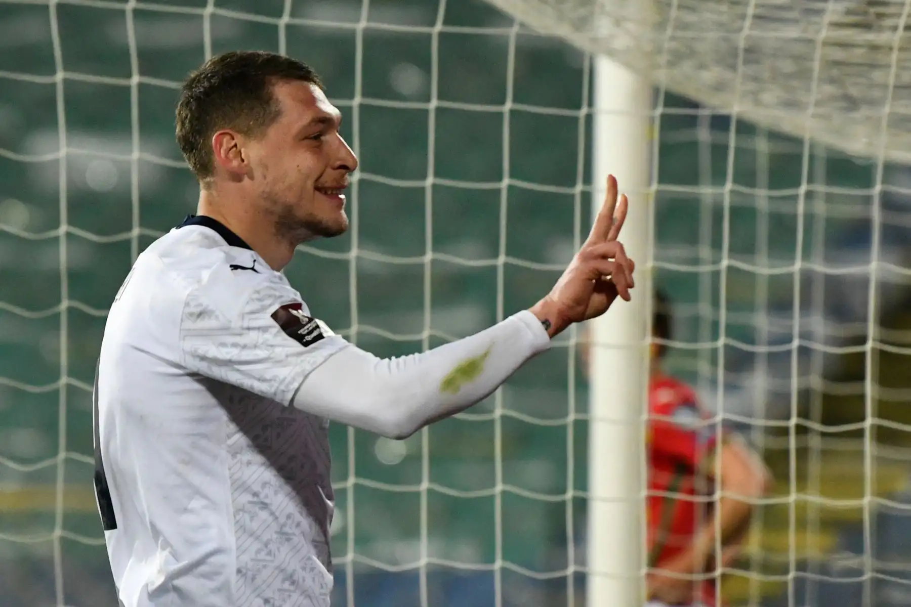 El delantero italiano Andrea Belotti celebra tras anotar en un penalti durante el partido de clasificación del Grupo C para la Copa Mundial de la FIFA Qatar 2022 entre Bulgaria e Italia en el Estadio Vasil Levski, en Sofía, en Bulgaria. Foto: AFP