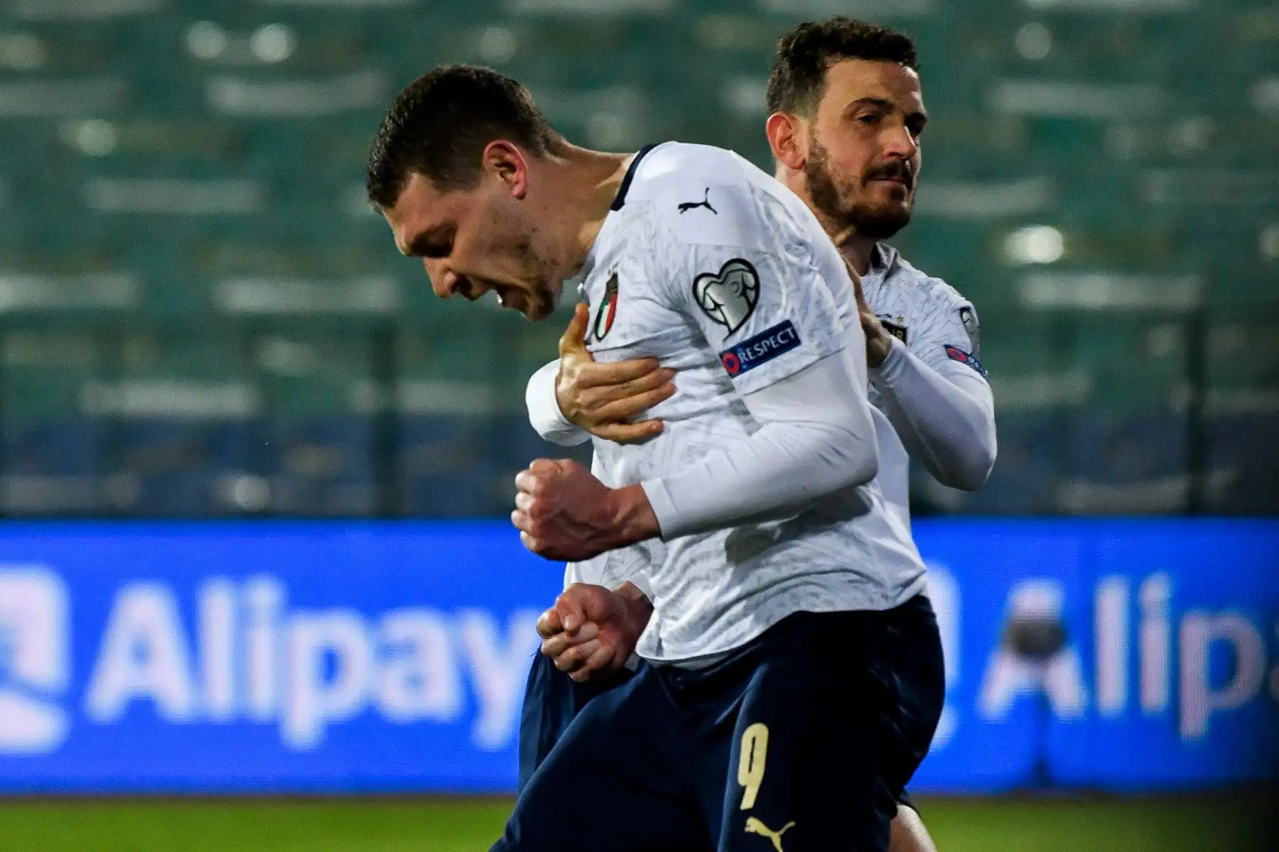 El delantero italiano Andrea Belotti (delantero) celebra con un compañero de equipo tras anotar en un penalti durante el partido de clasificación del Grupo C para la Copa Mundial de la FIFA Qatar 2022 entre Bulgaria e Italia en el Estadio Vasil Levski, en Sofía, Bulgaria. Foto: AFP