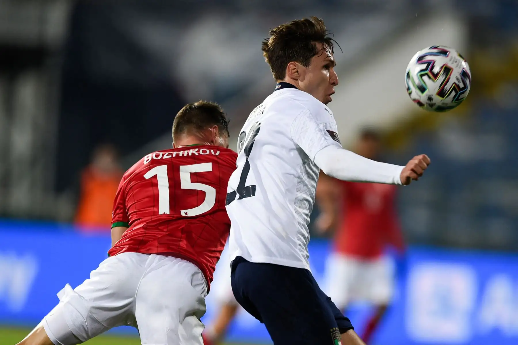El delantero italiano Federico Chiesa (R) es desafiado por el defensor de Bulgaria Vasil Bozhikov (R) durante el partido de clasificación del Grupo C para la Copa Mundial de la FIFA Qatar 2022 entre Bulgaria e Italia en el Estadio Vasil Levski, en Sofía, Bulgaria. Foto: AFP