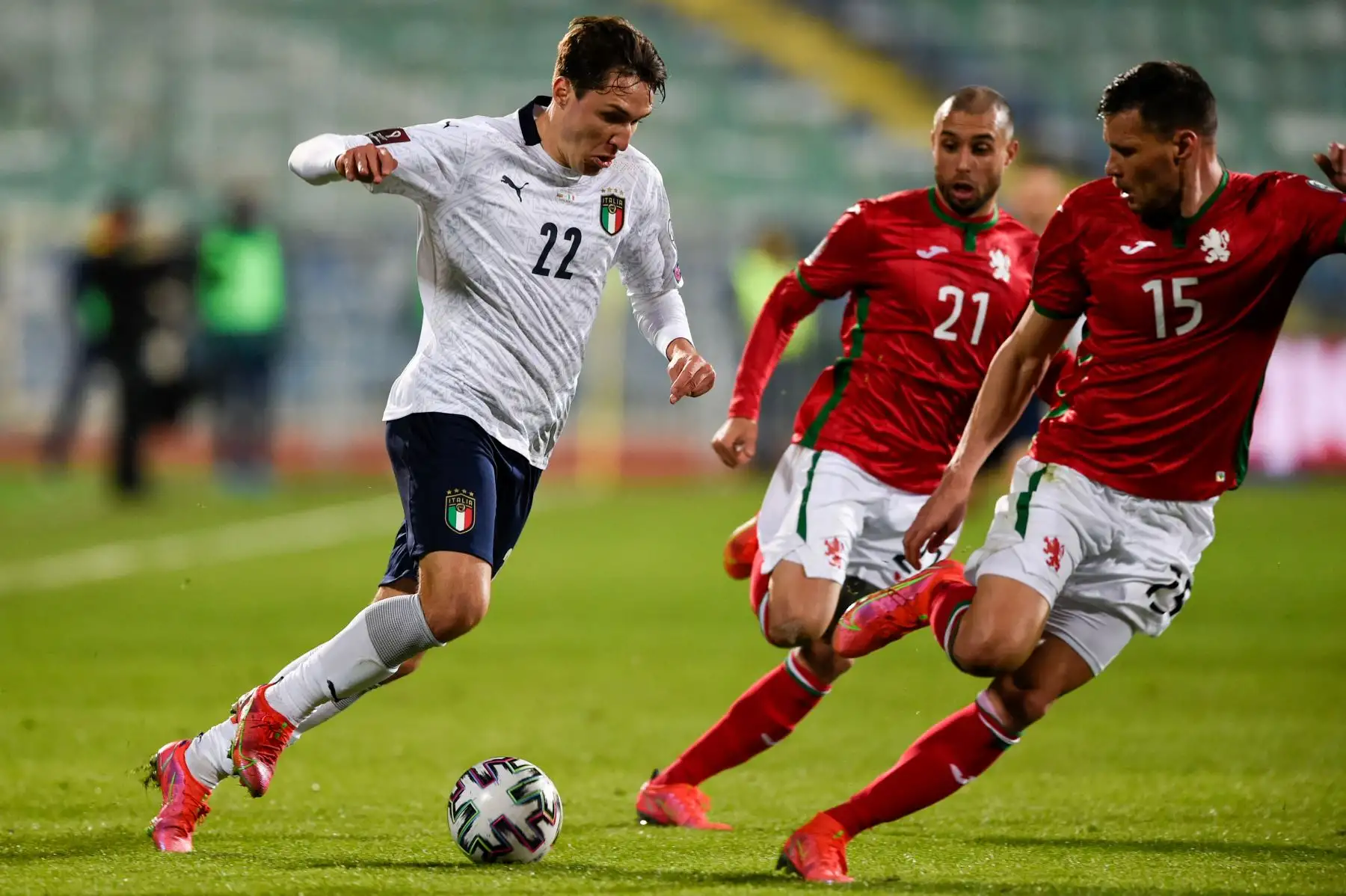 El delantero italiano Federico Chiesa (L) controla el balón más allá del defensor de Bulgaria Vasil Bozhikov (R) durante el partido de clasificación del Grupo C para la Copa Mundial de la FIFA Qatar 2022 entre Bulgaria e Italia en el Estadio Vasil Levski, en Sofía, Bulgaria. Foto: AFP