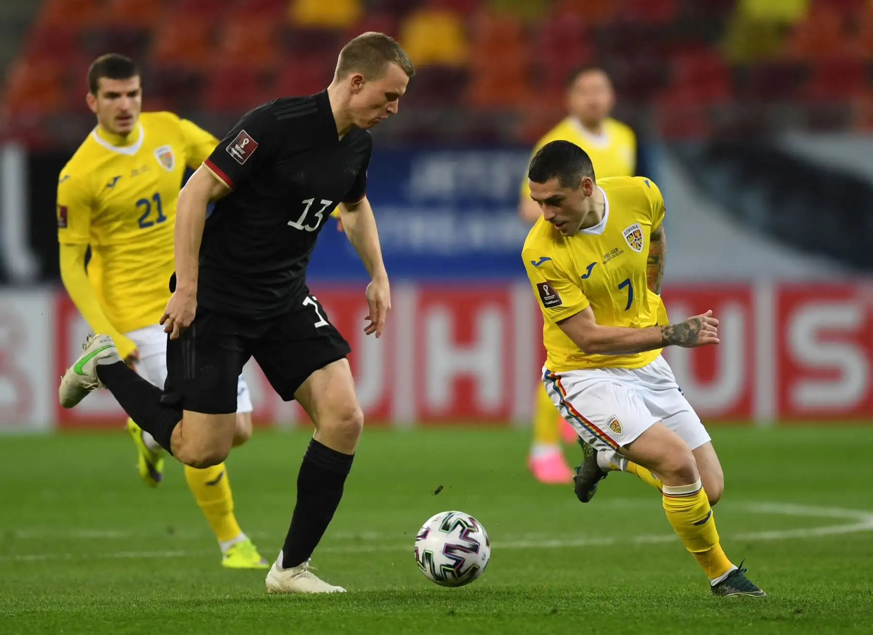 El defensor alemán Lukas Klostermann (izq.) Y el mediocampista rumano Nicolae Stanciu disputan el balón durante el partido de clasificación para la Copa Mundial de la FIFA Qatar 2022 Rumania vs Alemania en Bucarest. Foto: AFP