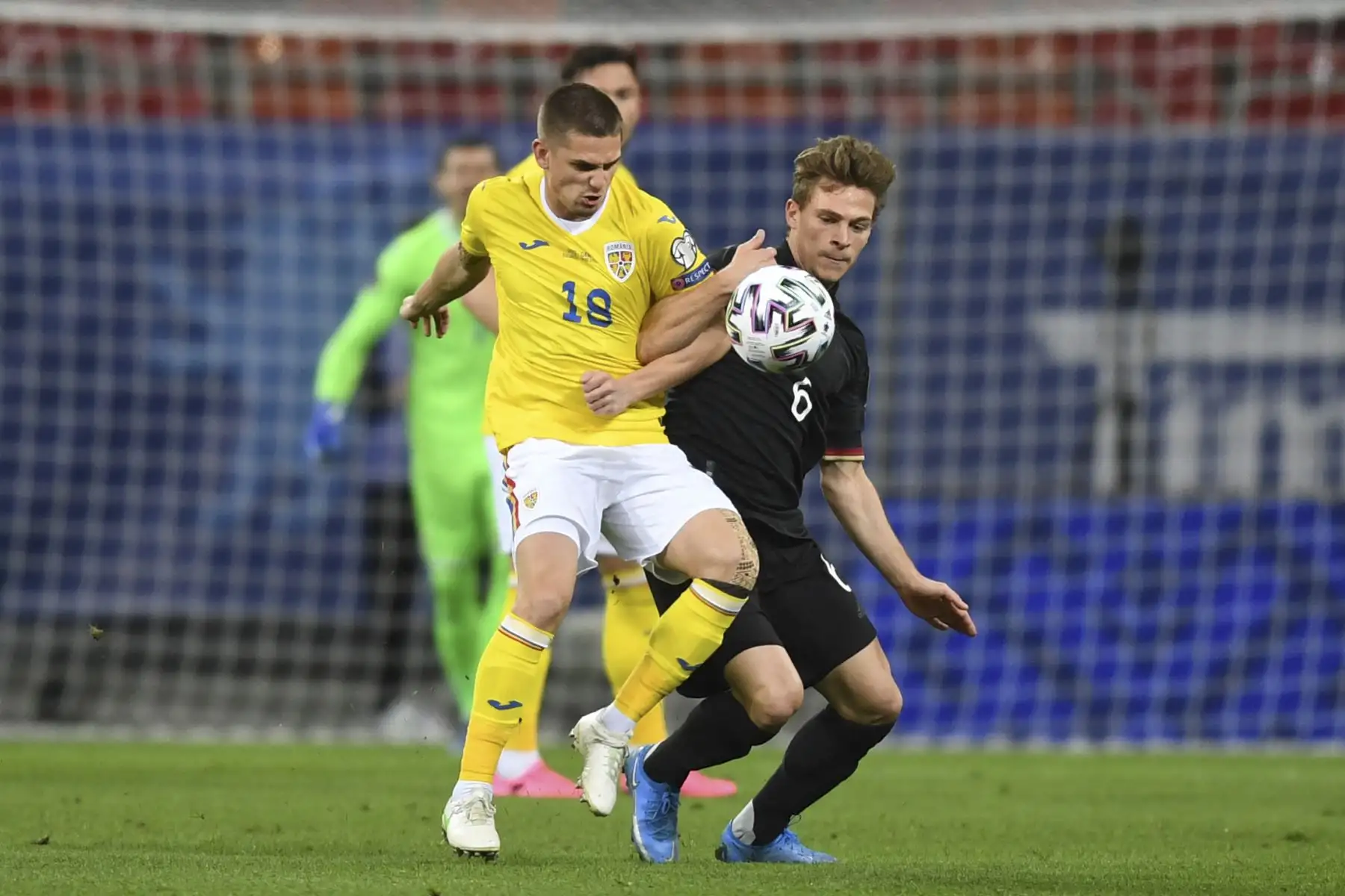El centrocampista rumano Razvan Marin (C L) y el centrocampista alemán Joshua Kimmich (C R) compiten por el balón durante el partido de clasificación para la Copa Mundial de la FIFA Qatar 2022 Rumania vs Alemania en Bucarest. Foto: AFP