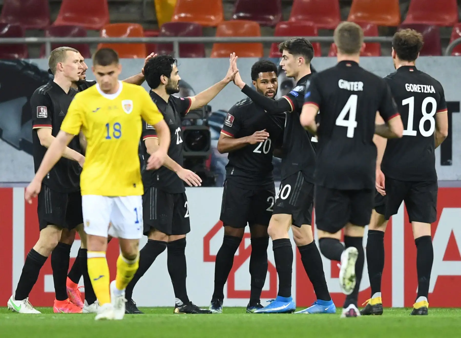 El centrocampista alemán Serge Gnabry (C) celebra con sus compañeros de equipo anotando el 0-1 durante el partido de fútbol de clasificación para la Copa Mundial de la FIFA Qatar 2022 Rumania vs Alemania en Bucarest. Foto: AFP