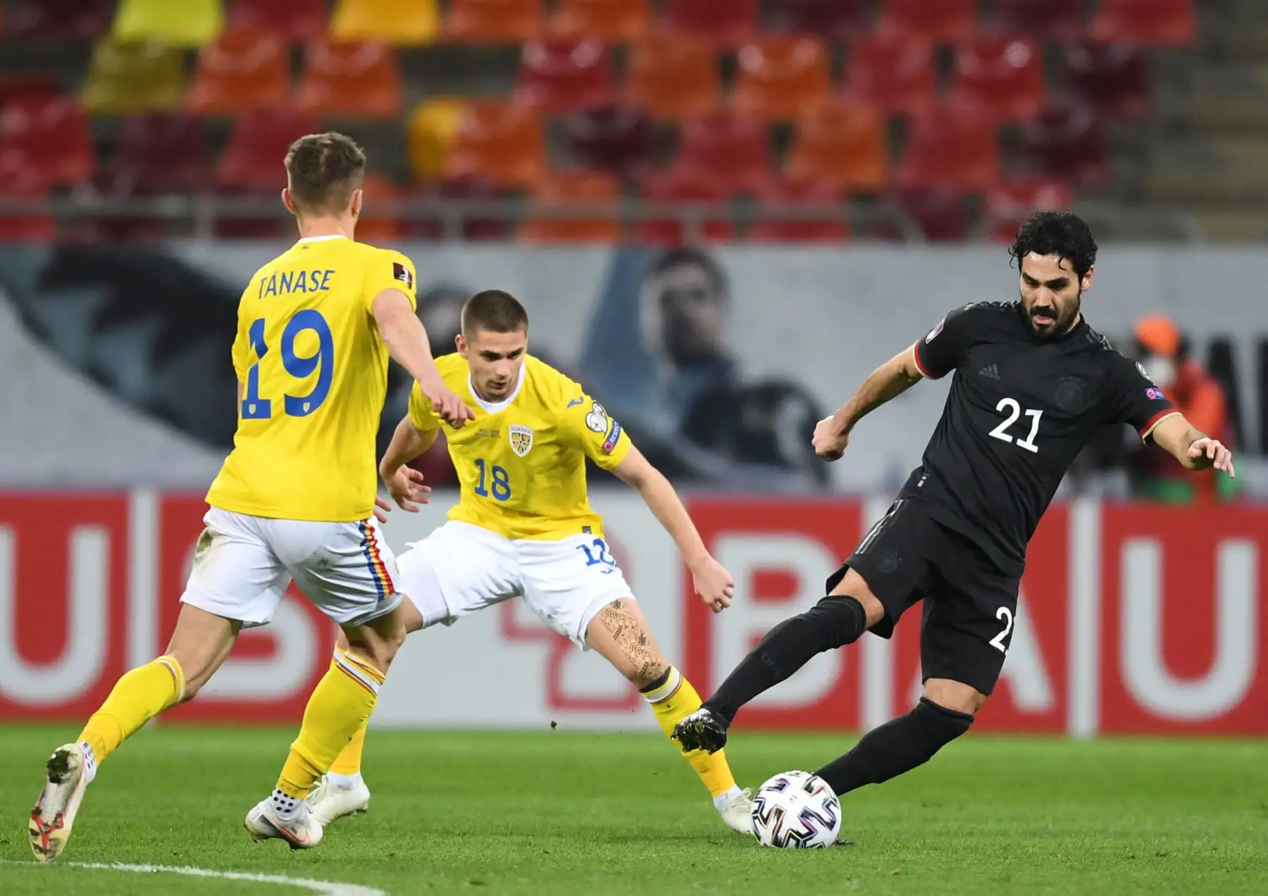 El mediocampista rumano Razvan Marin (C) y el mediocampista alemán Ilkay Gundogan (R) compiten por el balón durante el partido de clasificación para la Copa Mundial de la FIFA Qatar 2022 Rumania vs Alemania en Bucarest. Foto: AFP