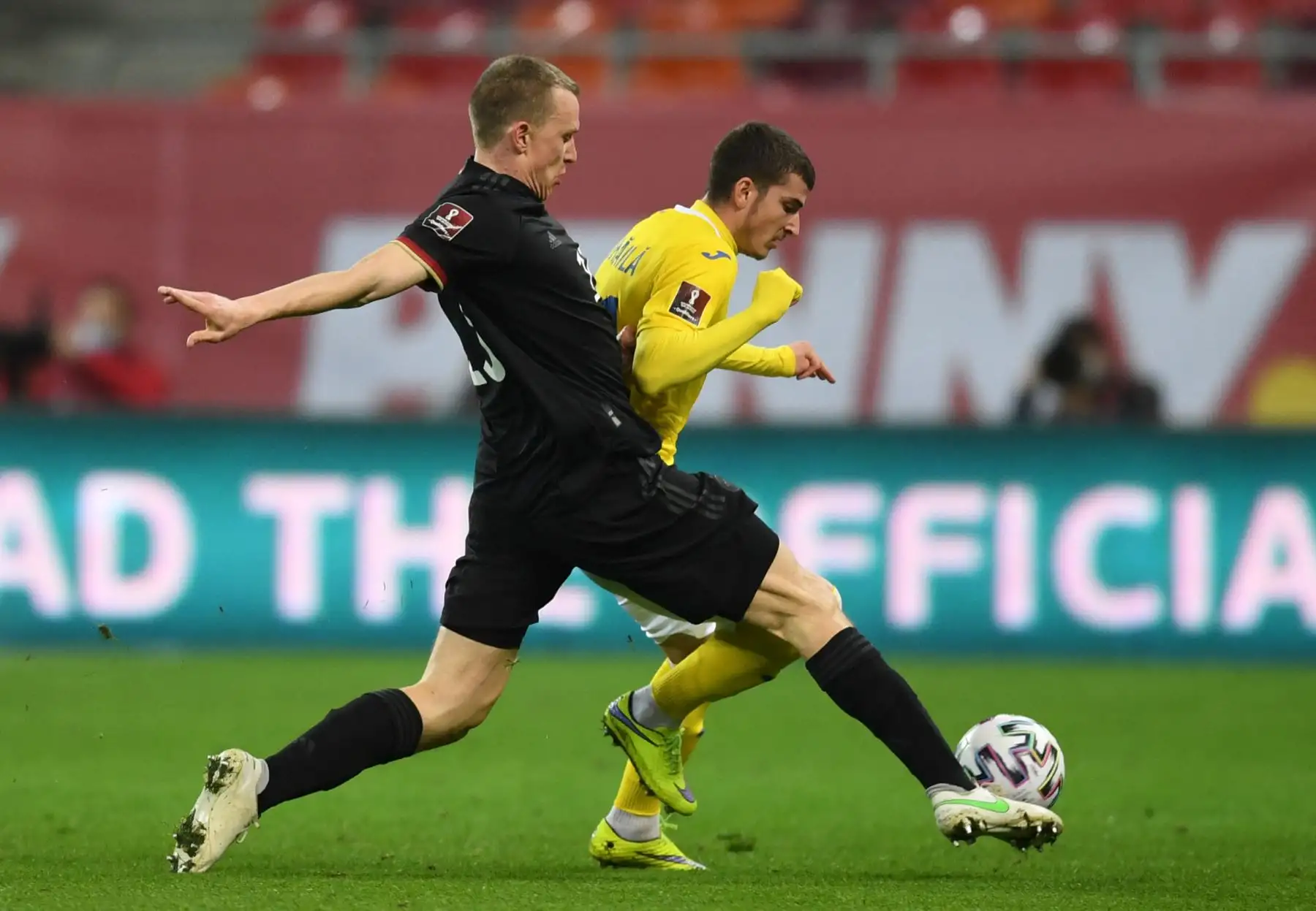 El defensa alemán Lukas Klostermann (delantero) y el centrocampista rumano Valentin Mihaila disputan el balón durante el partido de clasificación para la Copa Mundial de la FIFA Qatar 2022 Rumania vs Alemania en Bucarest. Foto: AFP