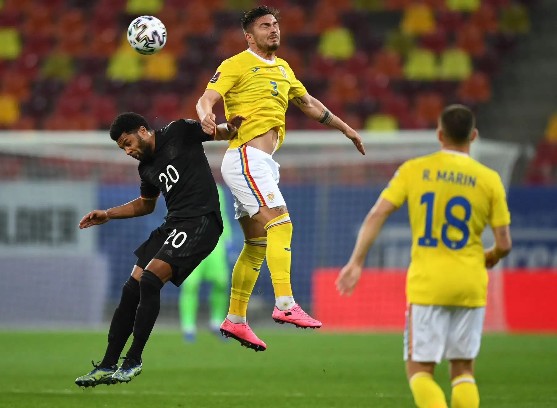 El mediocampista alemán Serge Gnabry (izq.) Y el defensor rumano Alin Tosca (c) saltan para cabecear el balón durante el partido de clasificación para la Copa Mundial de la FIFA Qatar 2022 Rumania vs Alemania en Bucarest. Foto: AFP