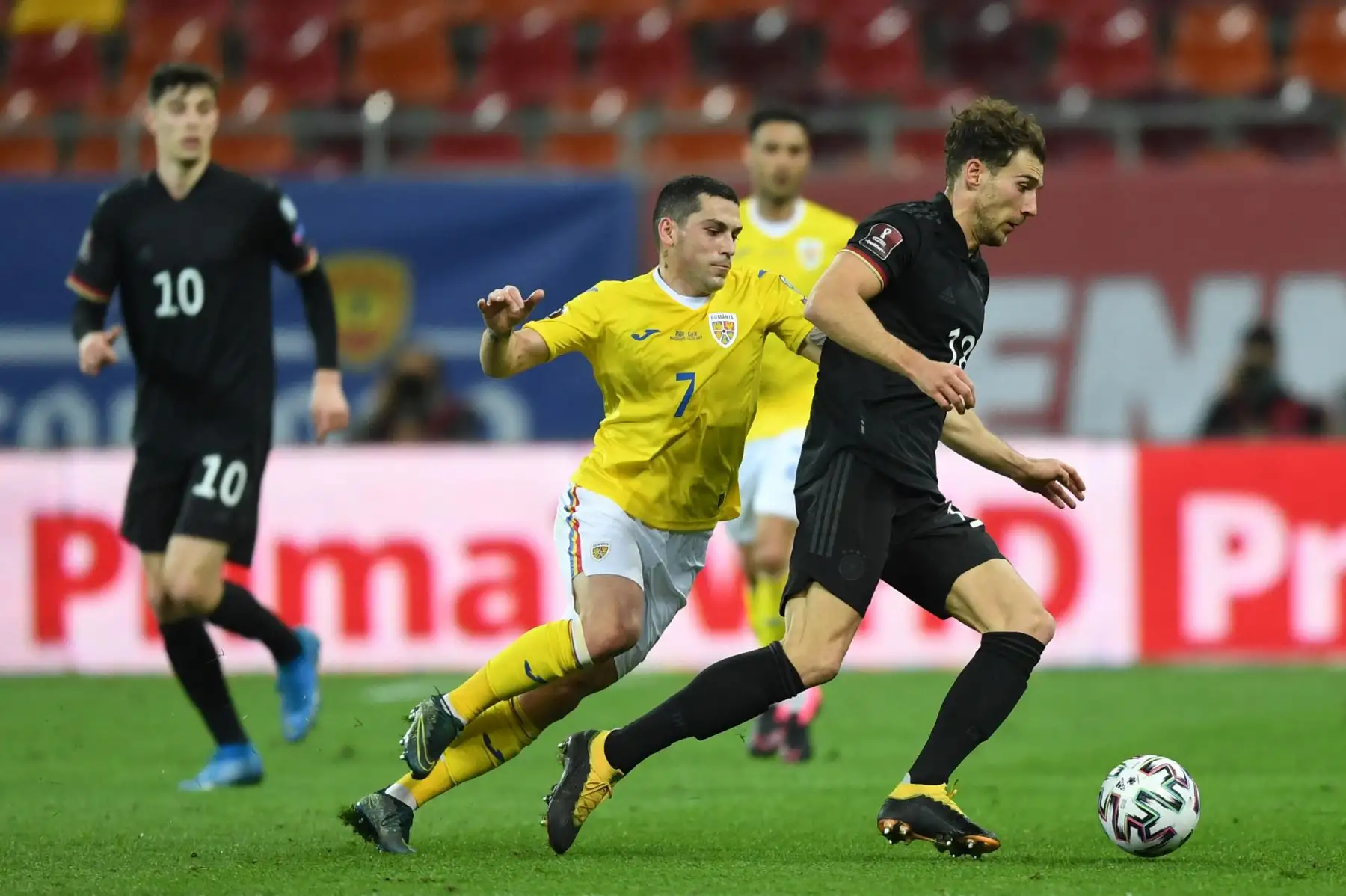 El centrocampista rumano Nicolae Stanciu (C) y el centrocampista alemán Leon Goretzka (R) compiten por el balón durante el partido de clasificación para la Copa Mundial de la FIFA Qatar 2022 Rumania vs Alemania en Bucarest