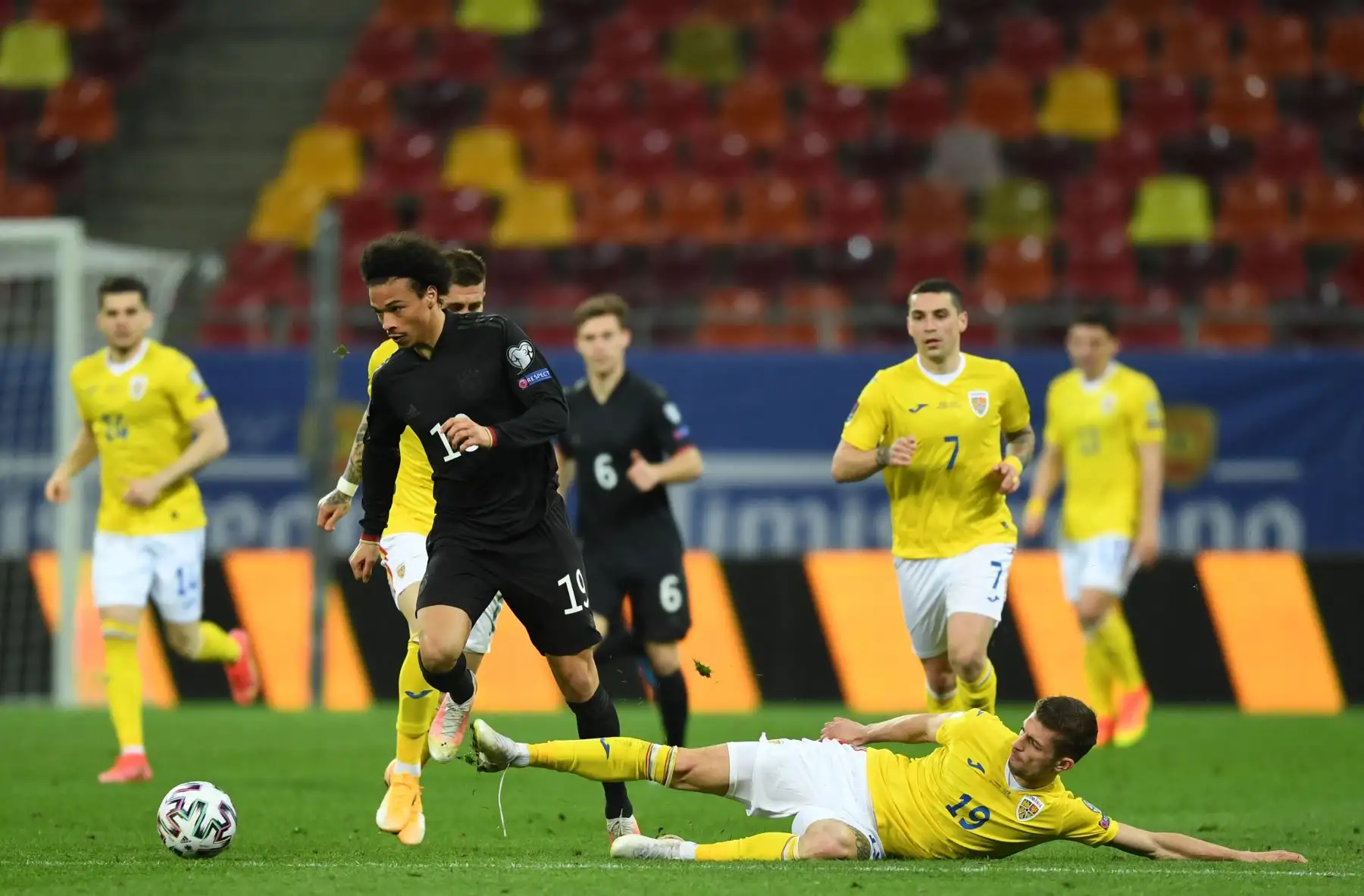 El centrocampista alemán Leroy Sane (C L) y el centrocampista rumano Florin Tanase (abajo) compiten por el balón durante el partido de clasificación para la Copa Mundial de la FIFA Qatar 2022 Rumania vs Alemania en Bucarest. Foto: AFP