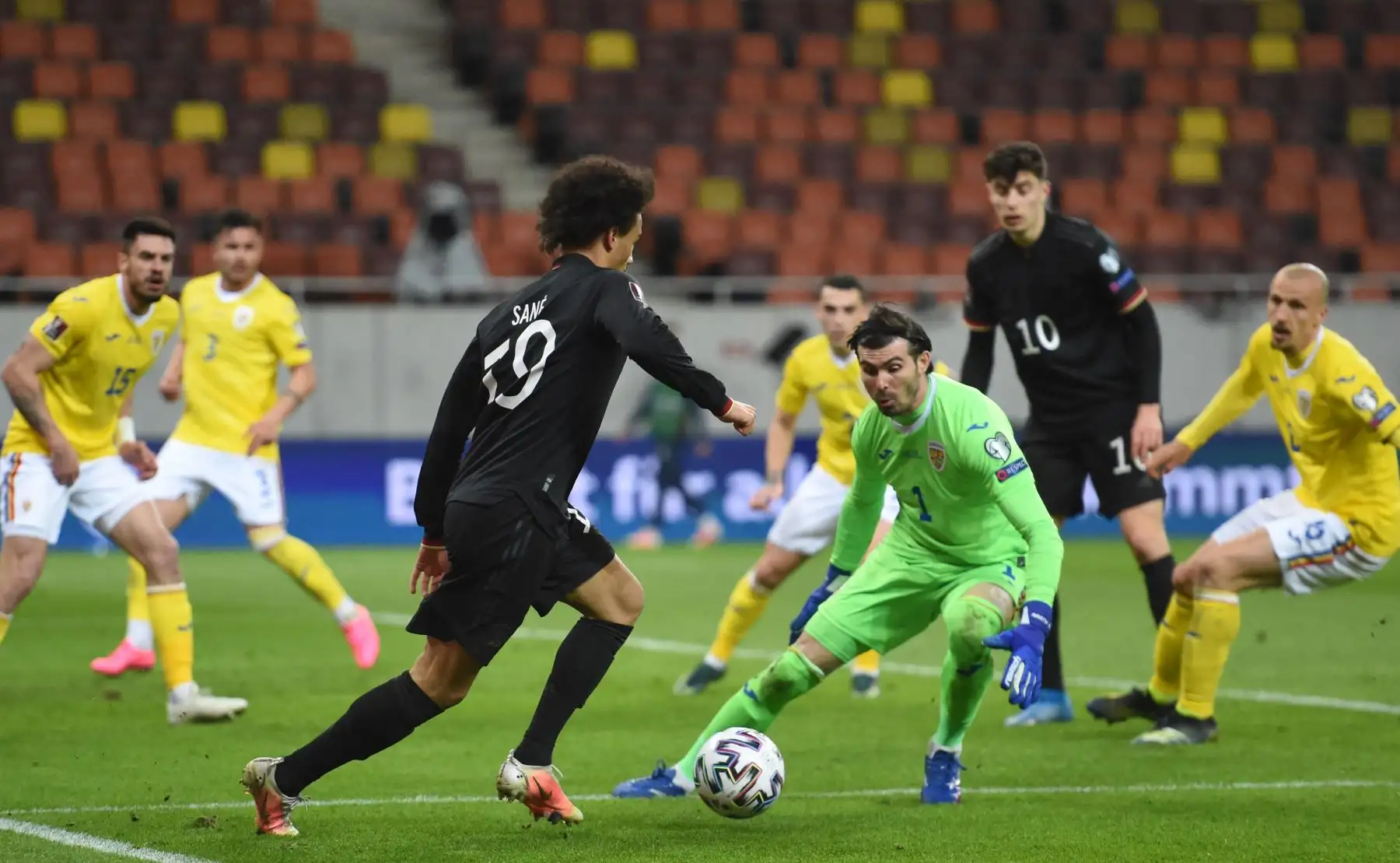 El centrocampista alemán Leroy Sane (L) y el portero de Rumanía Florin Nita (C R) compiten por el balón durante el partido de clasificación para la Copa Mundial de la FIFA Qatar 2022 Rumania vs Alemania en Bucarest. Foto: AFP