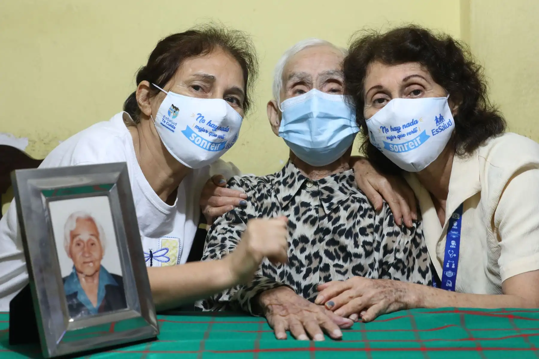 EsSalud inicia   inoculación de la segunda dosis para personas de la tercera edad y lo hace con centenaria que fue la primera asegurada vacunada por el Seguro Social. Foto: EsSalud
