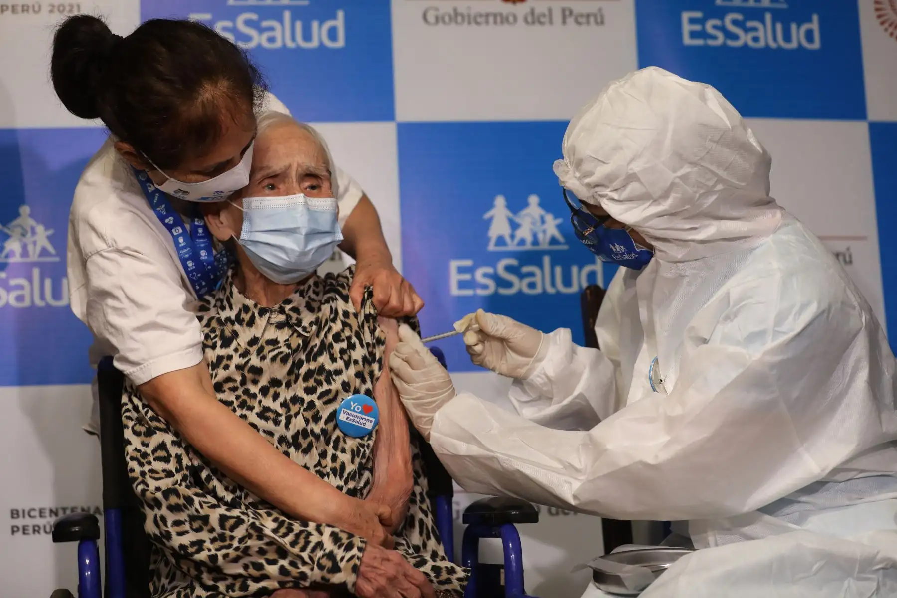 EsSalud inicia inoculación de la segunda dosis para personas de la tercera edad y lo hace con centenaria que fue la primera asegurada vacunada por el Seguro Social. Foto: EsSalud