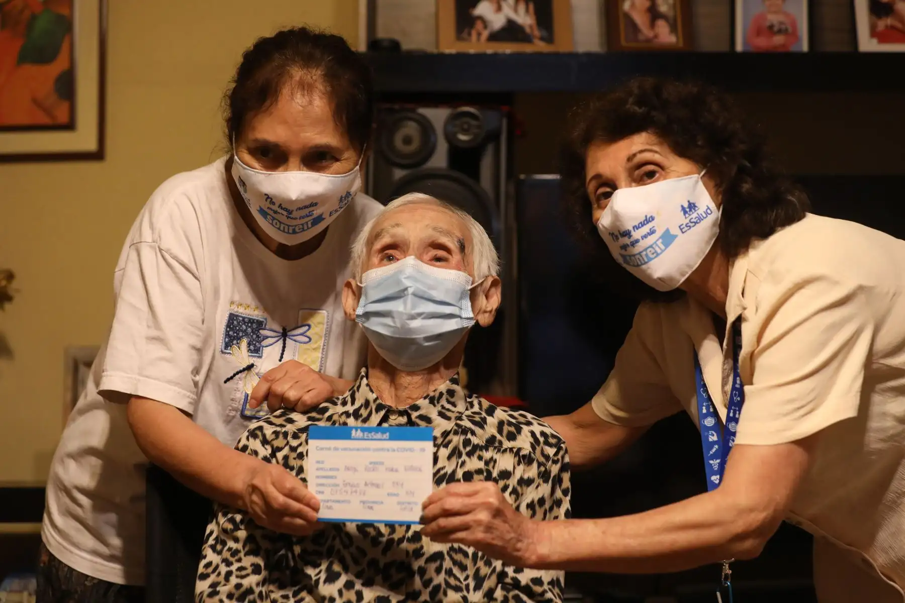 EsSalud inicia inoculación de la segunda dosis para personas de la tercera edad y lo hace con centenaria que fue la primera asegurada vacunada por el Seguro Social. Foto: EsSalud