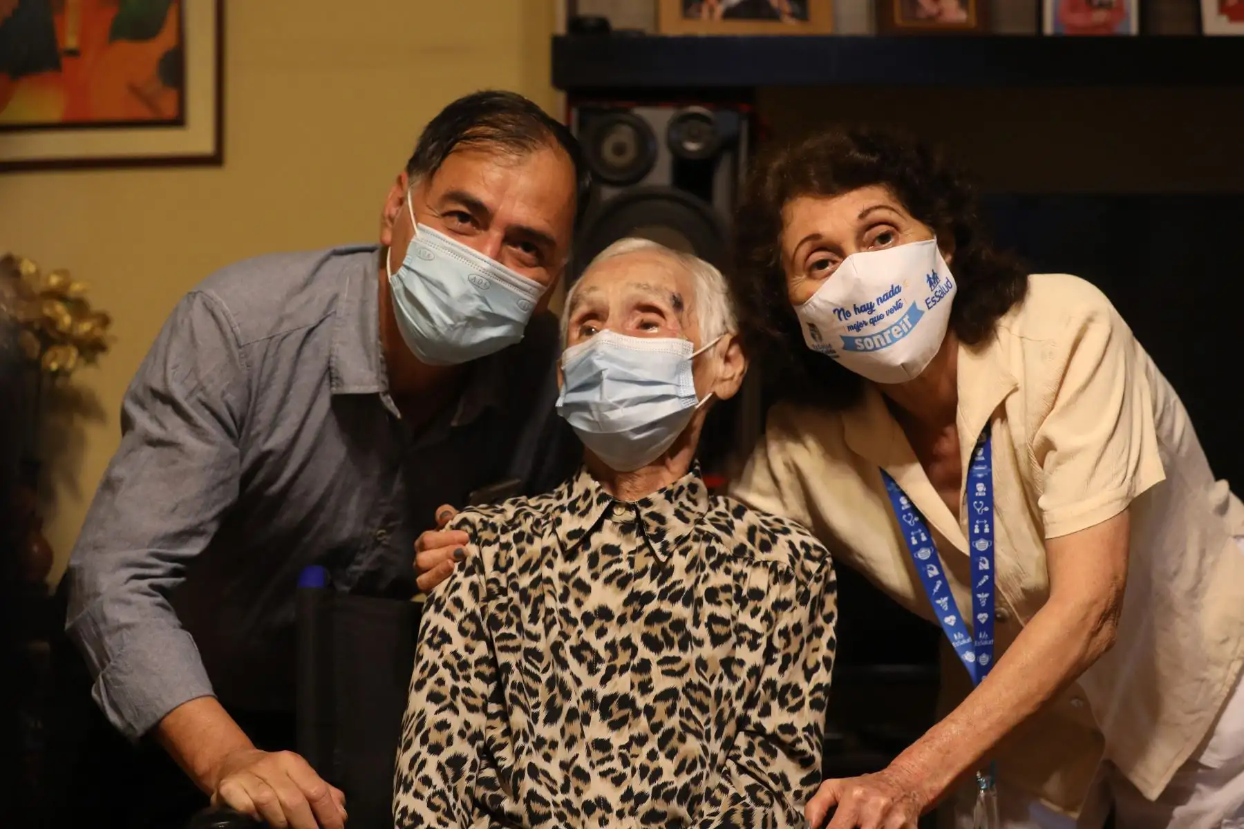 Doña María Eudocia Araya Viuda de Montenegro a sus 104 años fue la primera asegurada en tener su dosis completa y desde ahora estará protegida contra la covid-19. Foto: EsSalud