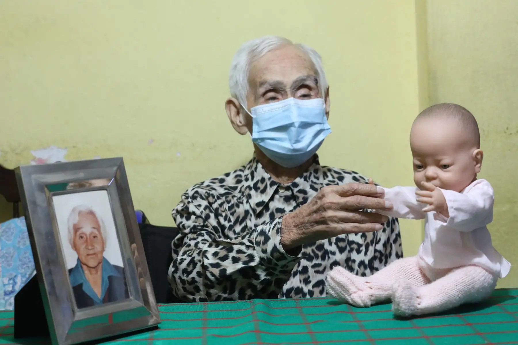 Doña María Eudocia Araya Viuda de Montenegro a sus 104 años fue la primera asegurada en tener su dosis completa y desde ahora estará protegida contra la covid-19. Foto: EsSalud