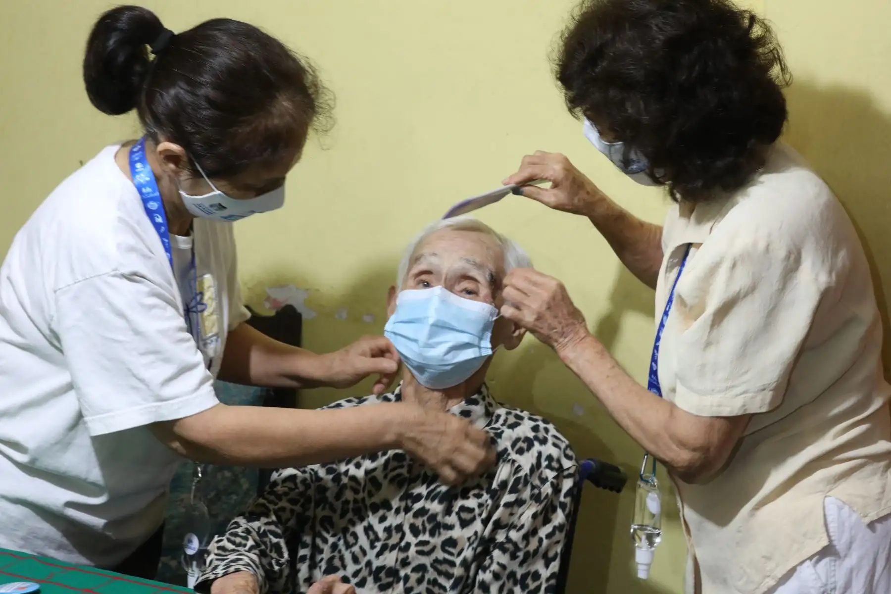 Doña María Eudocia Araya Viuda de Montenegro a sus 104 años fue la primera asegurada en tener su dosis completa y desde ahora estará protegida contra la covid-19. Foto: EsSalud