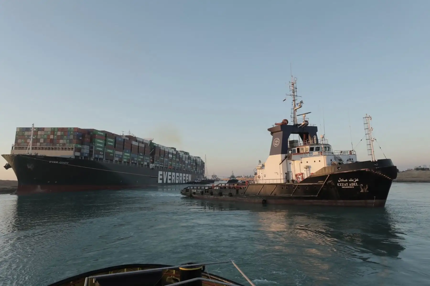 Una fotografía distribuida por la Autoridad del Canal de Syez muestra el buque portacontenedores Ever Given después de haber sido parcialmente reflotado en el Canal de Suez, Egipto, el 29 de marzo de 2021. Foto: EFE