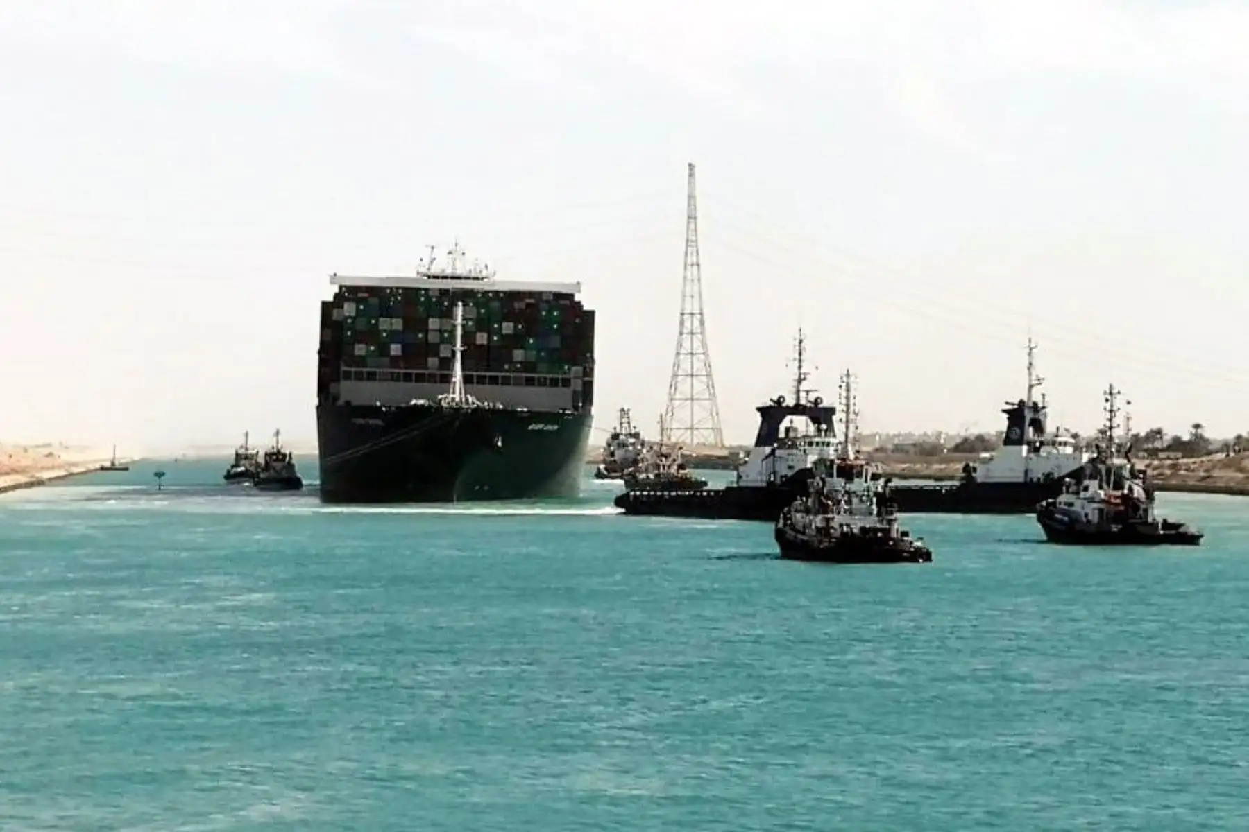 Una fotografía facilitada por la Autoridad del Canal de Syez muestra el buque portacontenedores Ever Given después de ser reflotado en el Canal de Suez, Egipto, el 29 de marzo de 2021. Foto: EFE