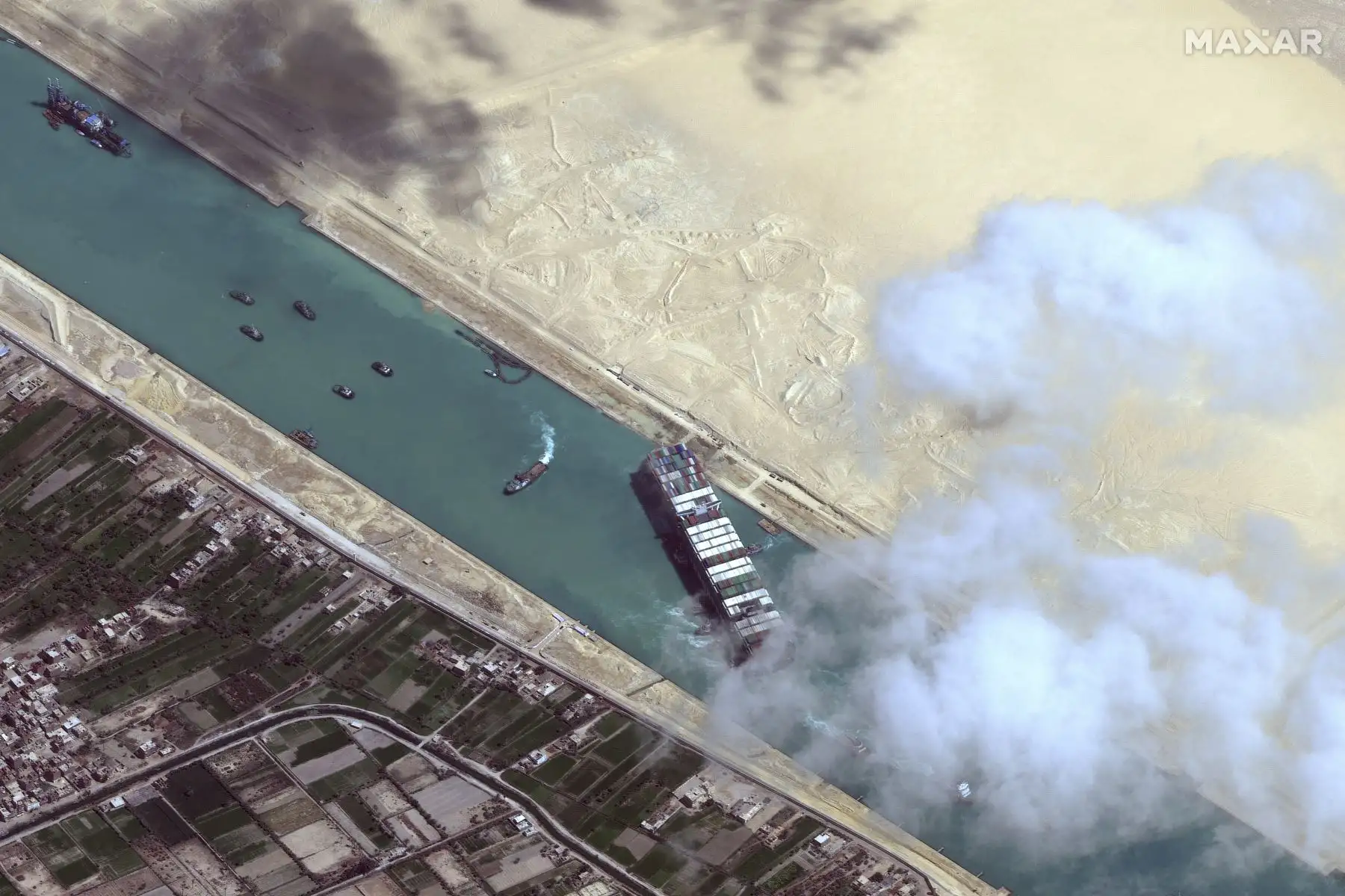 Esta imagen satelital publicada por Maxar Technologies muestra una descripción general del buque portacontenedores y remolcadores MV Ever Given en el Canal de Suez el 29 de marzo de 2021, luego que fuera reflotado y el Canal de Suez reabierto. Foto: AFP