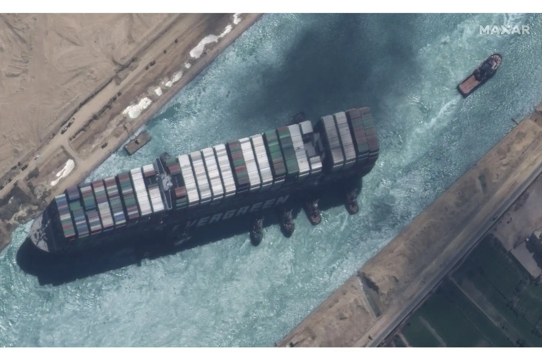 Esta imagen satelital publicada por Maxar Technologies muestra una descripción general del buque portacontenedores y remolcadores MV Ever Given en el Canal de Suez el 29 de marzo de 2021, luego que fuera reflotado y el Canal de Suez reabierto. Foto: AFP