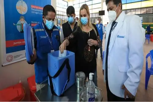 Fiorella Molinelli visitó también moderna cadena de frío que pueden conservar más de 200 mil vacunas Pfizer.