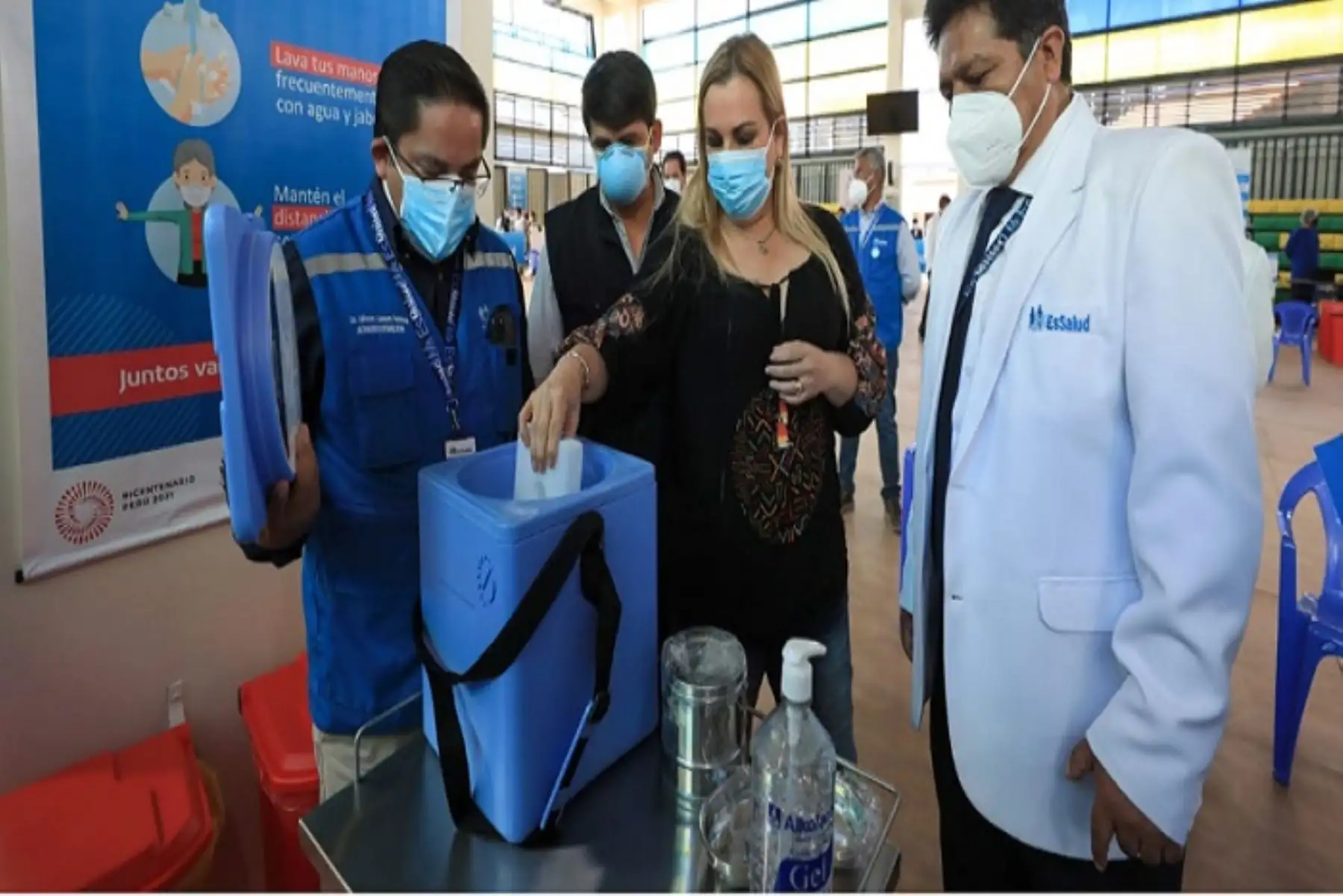 Fiorella Molinelli visitó también moderna cadena de frío que pueden conservar más de 200 mil vacunas Pfizer.