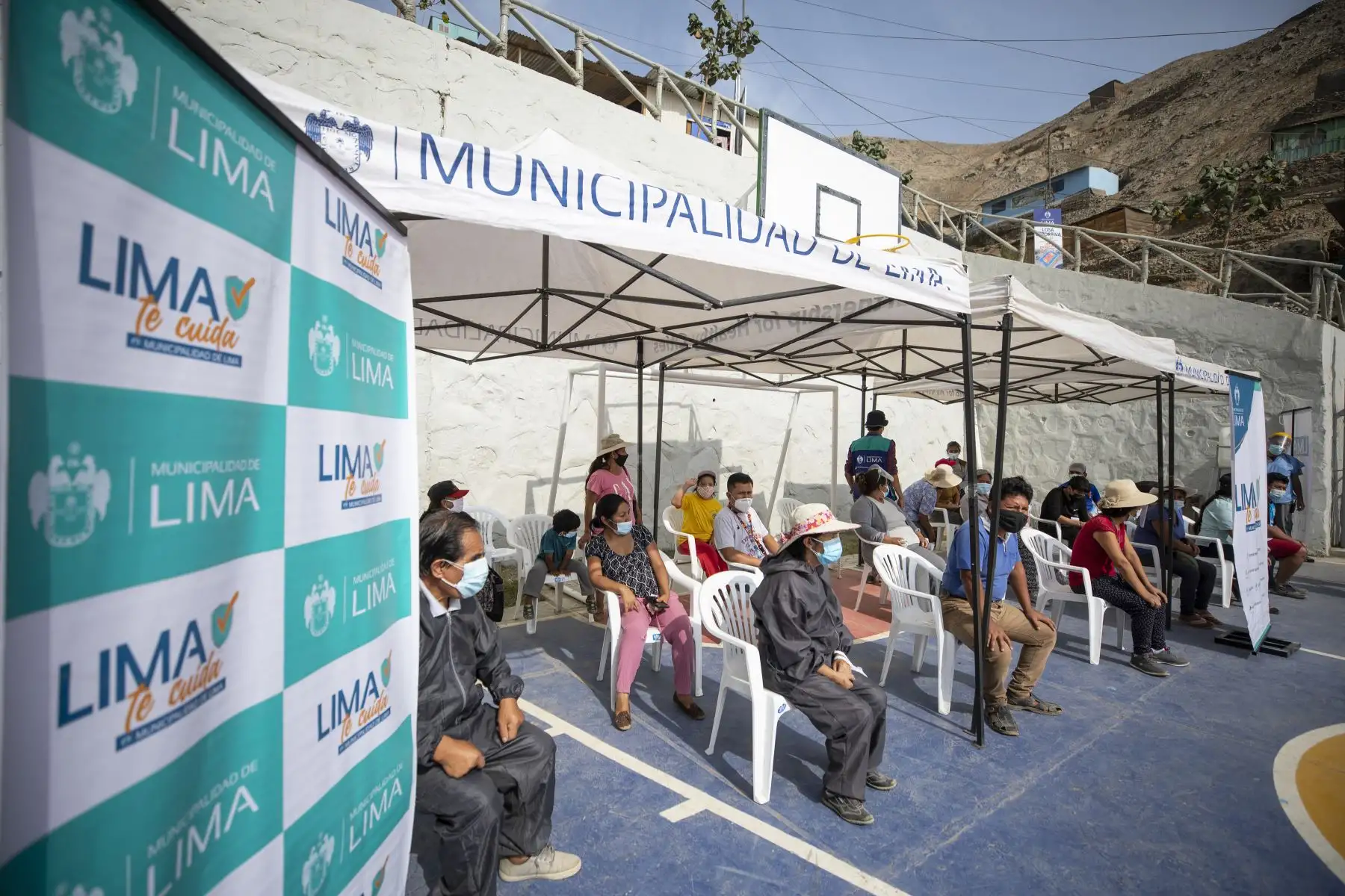 La Municipalidad de Lima, a través de Sisol Salud, llegó esta mañana a la losa deportiva en la Zona "J" de Huaycán, en Ate, para realizar pruebas de descarte covid-19. Foto: ANDINA/MML