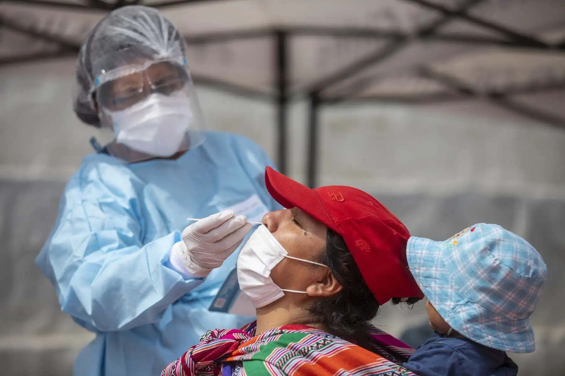 La Municipalidad de Lima, a través de Sisol Salud, llegó esta mañana a la losa deportiva en la Zona "J" de Huaycán, en Ate, para realizar pruebas de descarte covid-19. Foto: ANDINA/MML