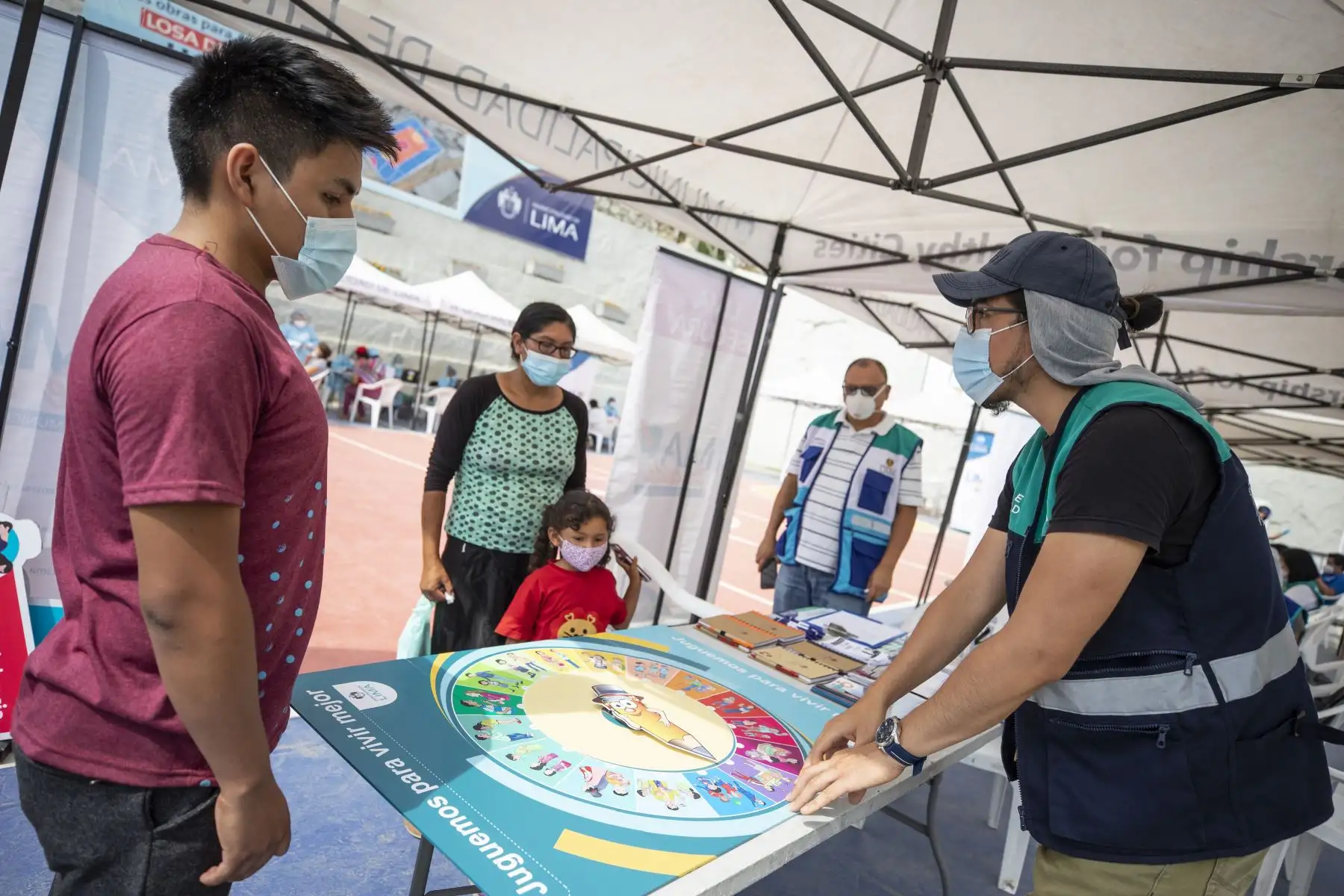 La Municipalidad de Lima, a través de Sisol Salud, llegó esta mañana a la losa deportiva en la Zona "J" de Huaycán, en Ate, para realizar pruebas de descarte covid-19. Foto: ANDINA/MML