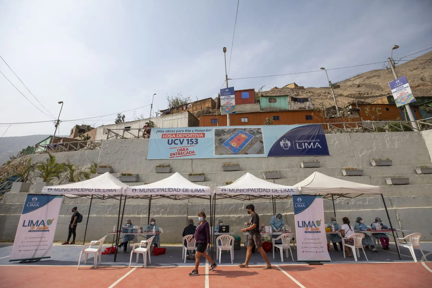 La Municipalidad de Lima, a través de Sisol Salud, llegó esta mañana a la losa deportiva en la Zona "J" de Huaycán, en Ate, para realizar pruebas de descarte covid-19. Foto: ANDINA/MML