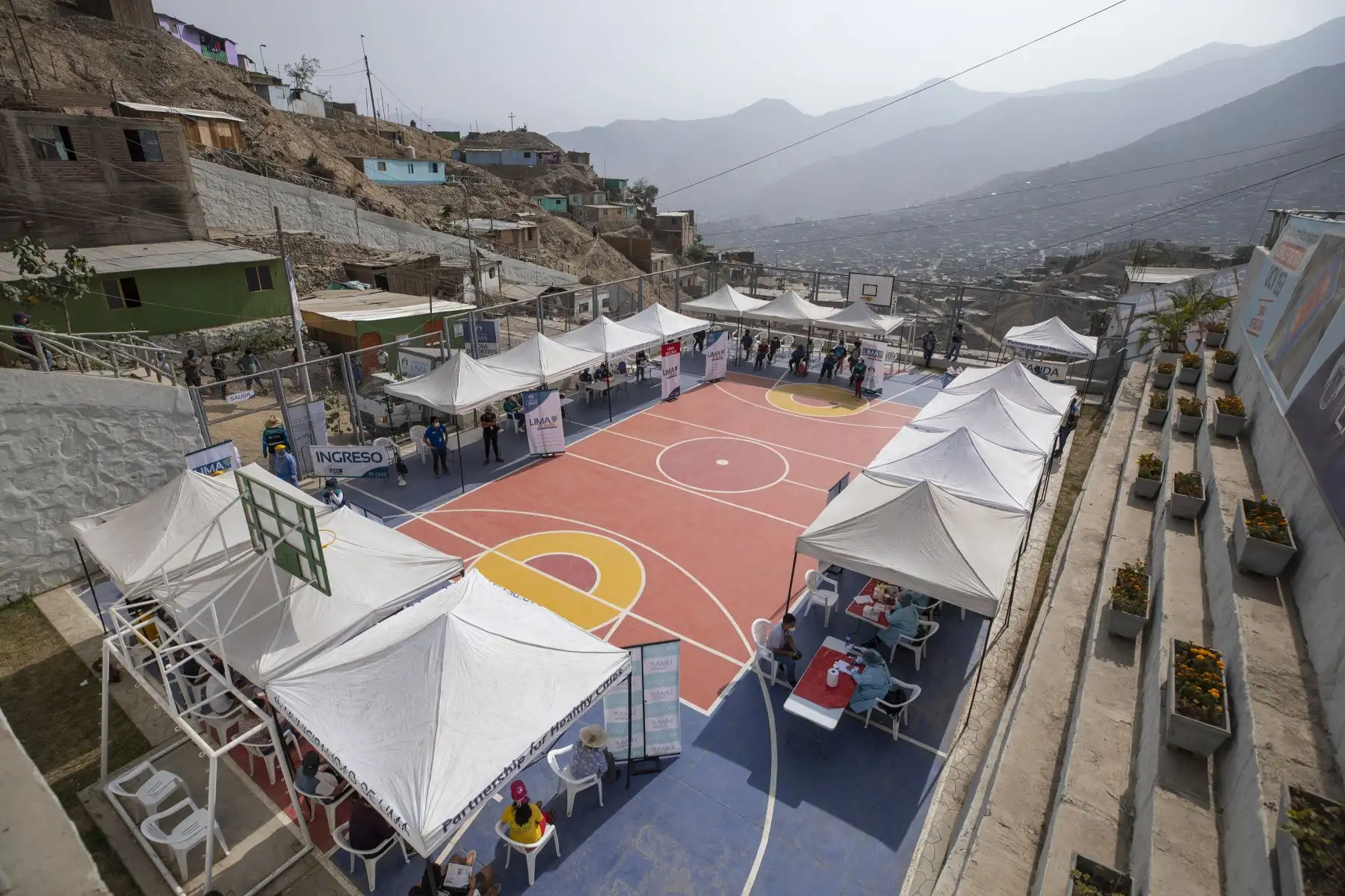La Municipalidad de Lima, a través de Sisol Salud, llegó esta mañana a la losa deportiva en la Zona "J" de Huaycán, en Ate, para realizar pruebas de descarte covid-19. Foto: ANDINA/MML