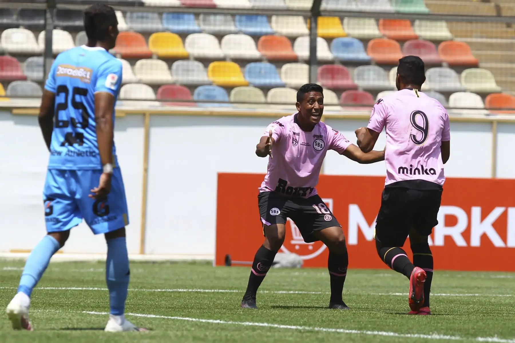 Jorman Aguilar anota el primer gol para Sport Boys ante Binacional por la tercera jornada de la Liga 1, en el estadio Alejandro Villanueva. Foto: Liga 1